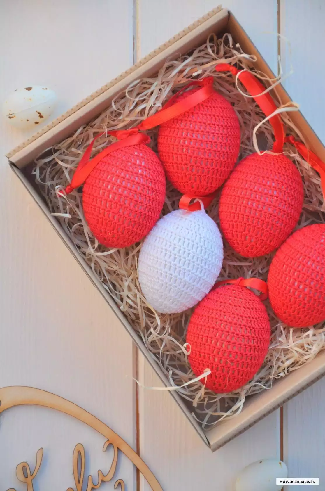 Sada háčkovaných vajíčok v krabičke, červené s bielym 2