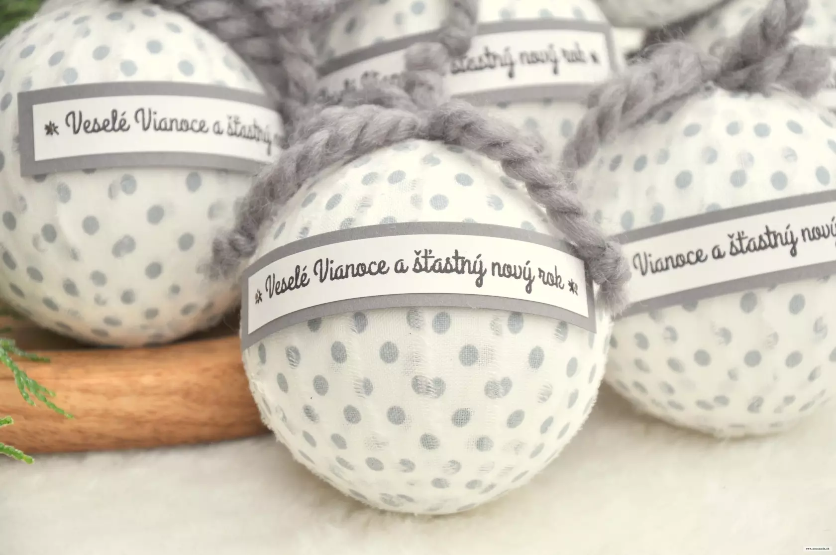 Bombule na stromček, bielo-šedá sada, v darčekovej krabičke 2