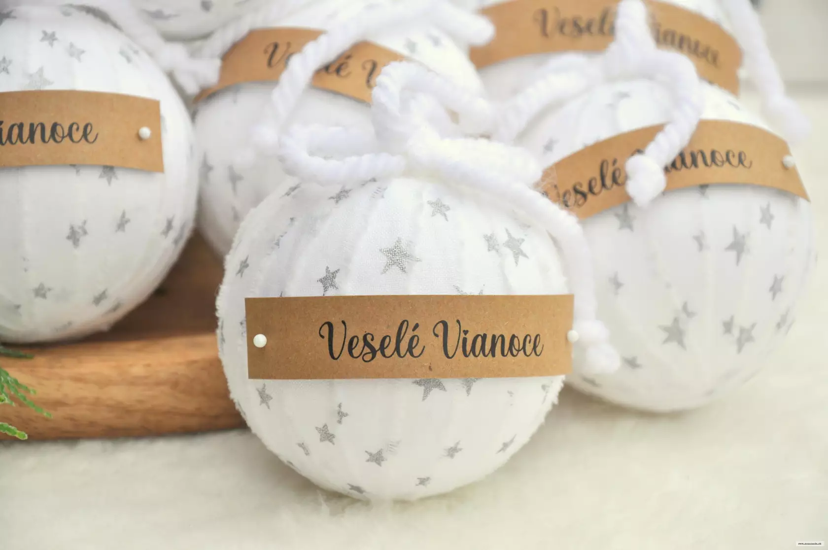 Bielo-strieborná sada bombulí, v darčekovej krabičke 2