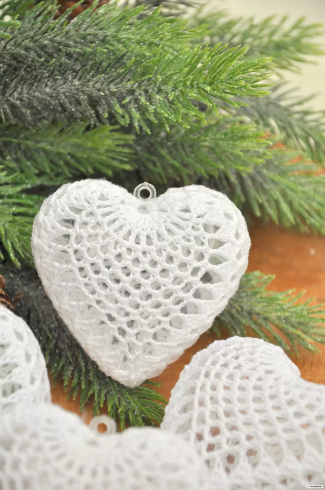 Biele háčkované srdcia, sada 5kusov, v darčekovej krabičke 2