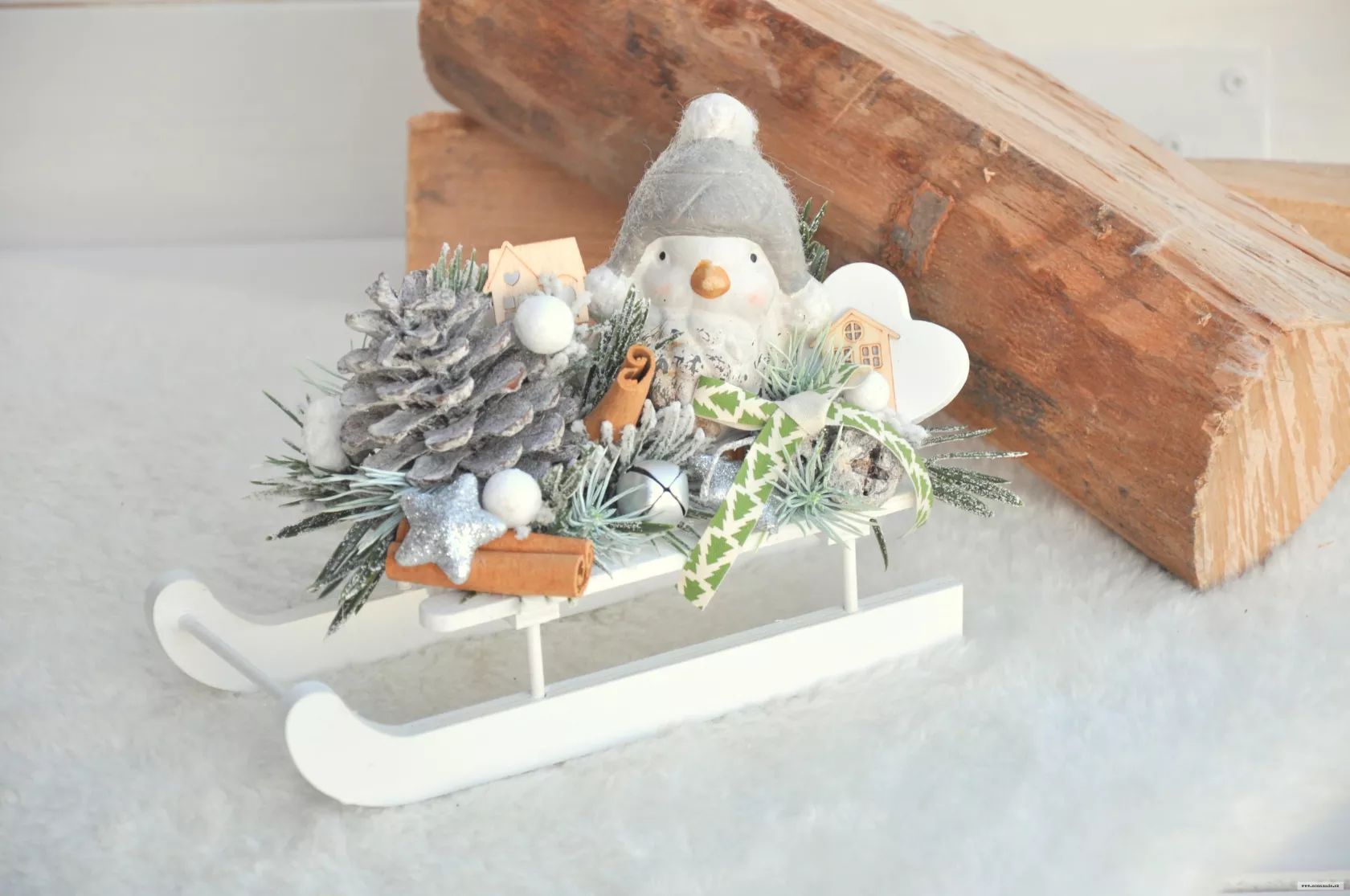 Zimné dekoračné sane s vtáčikom v čapici