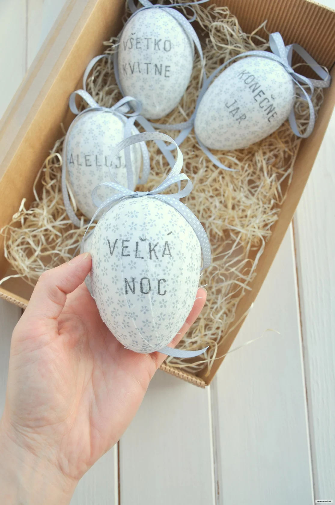 Sada 5 vajíčok v krabici, bielo-šedé 2