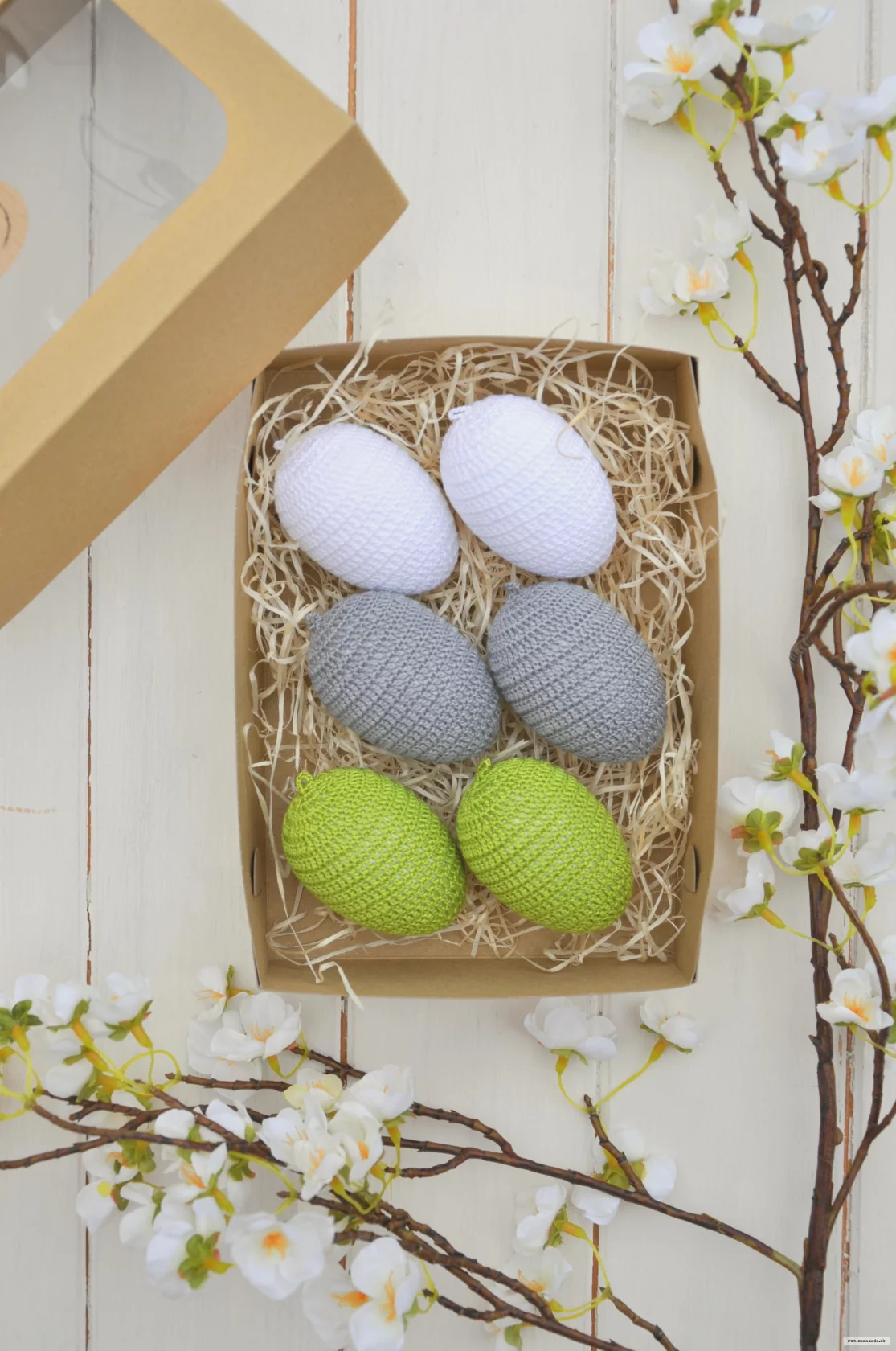 Sada háčkovaných vajíčok, biele, šedé, zelené