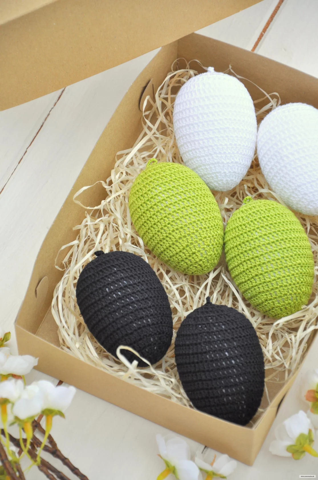 Sada háčkovaných vajíčok v krabičke, čierne, zelené, biele 2