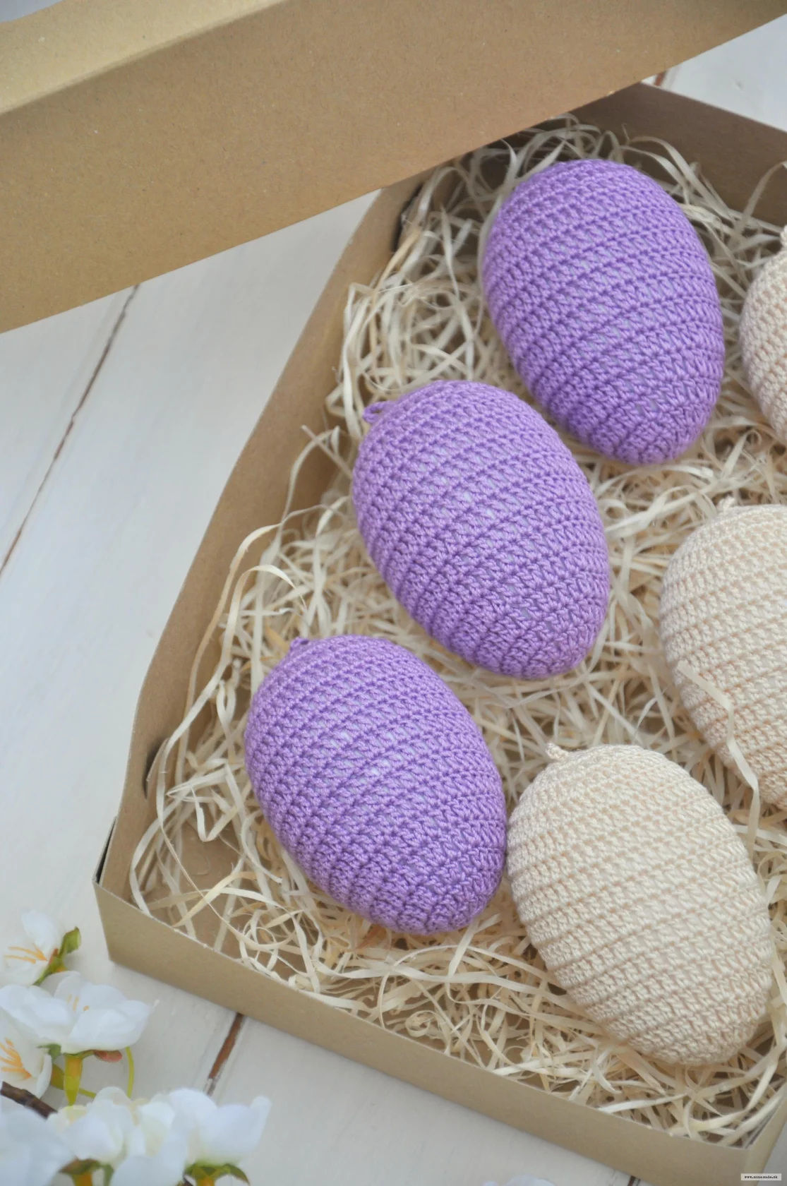 Sada háčkovaných vajíčok v krabičke, béžové, fialové 2