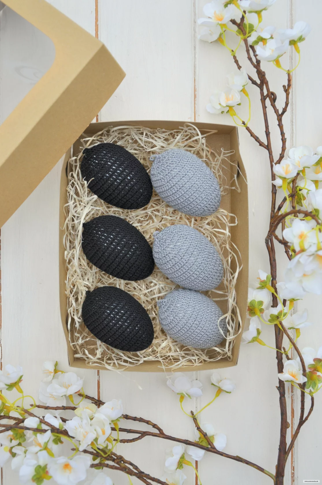 Sada veľkonočných vajíčok v krabičke, šedé, čierne