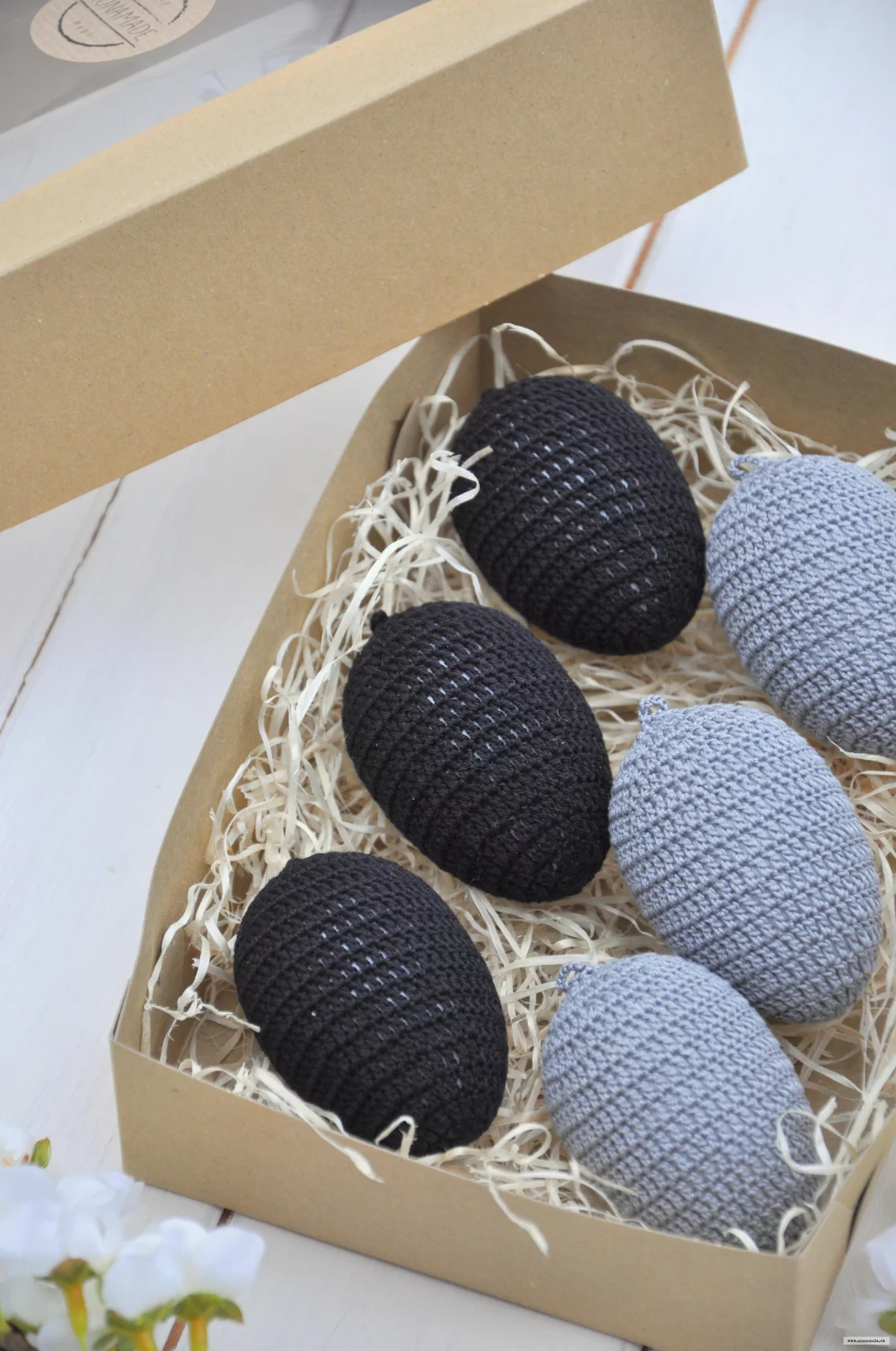 Sada veľkonočných vajíčok v krabičke, šedé, čierne 2