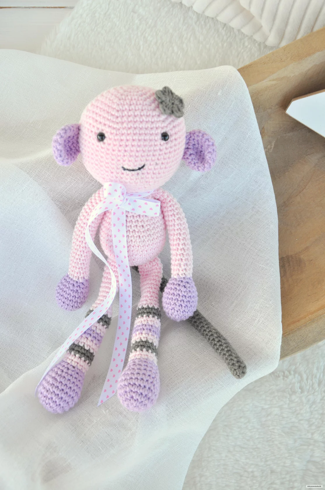 Háčkovaná opička, ružovo-fialová 2