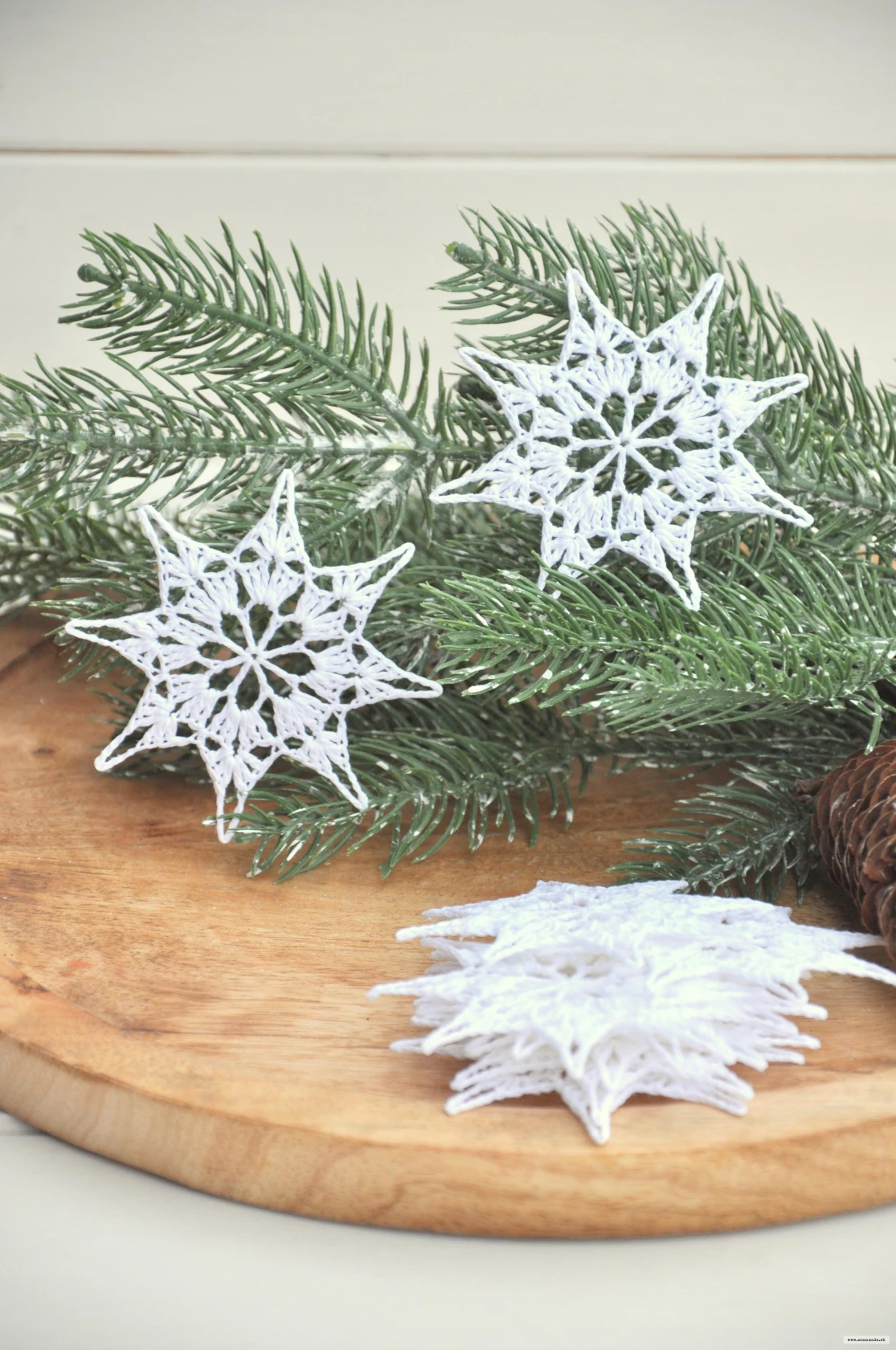 Biela háčkovaná vločka, priemer 8cm 3