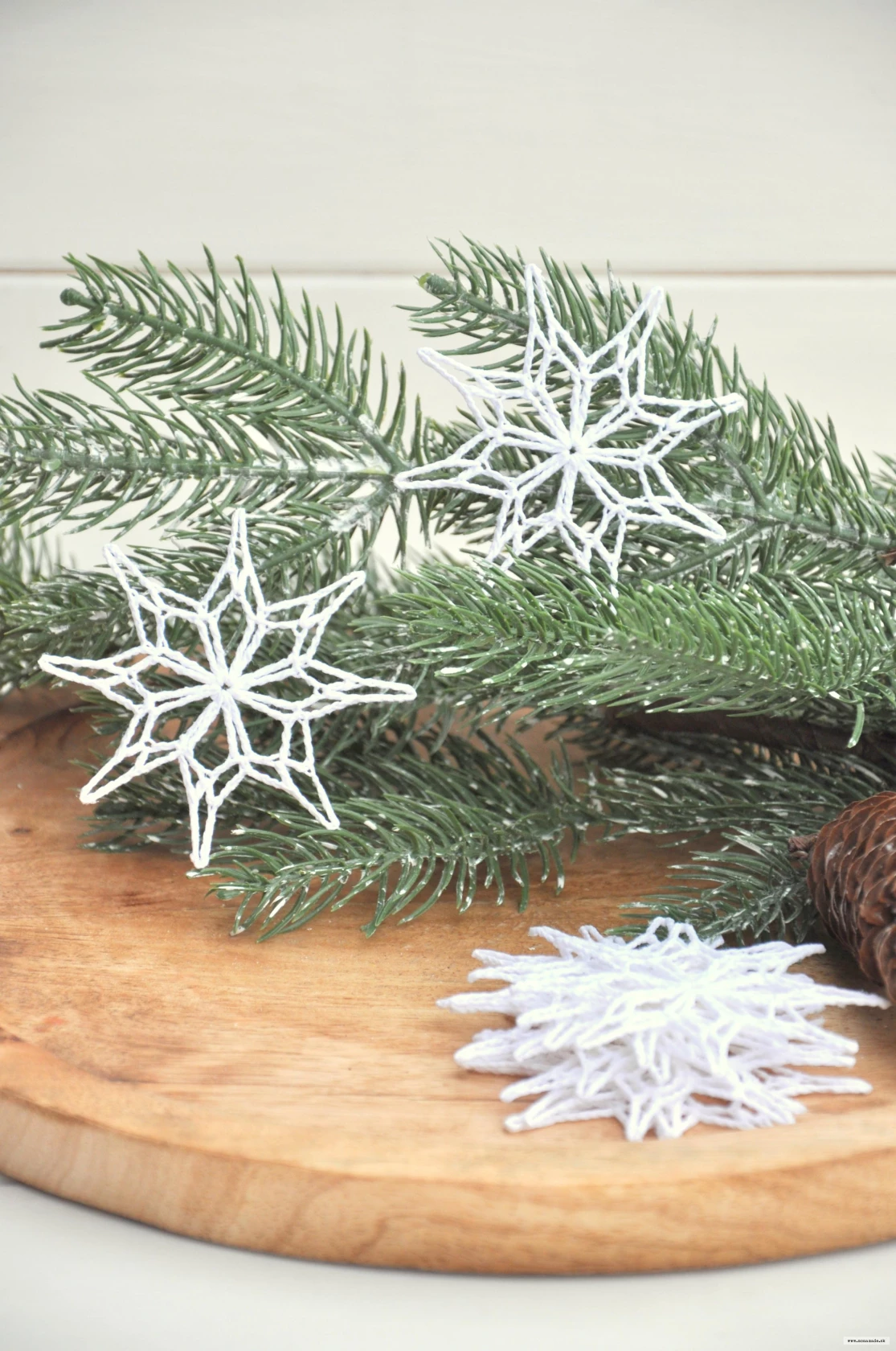 biela háčkovaná vločka, priemer cca 7,5cm 4