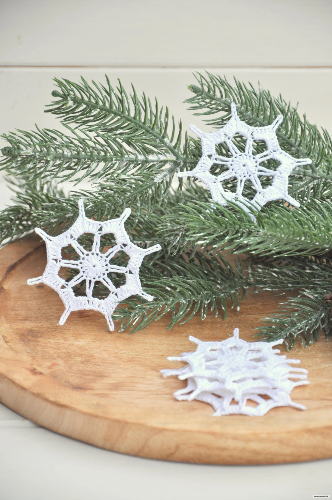 Biela háčkovaná vločka, priemer cca 7,5cm 3