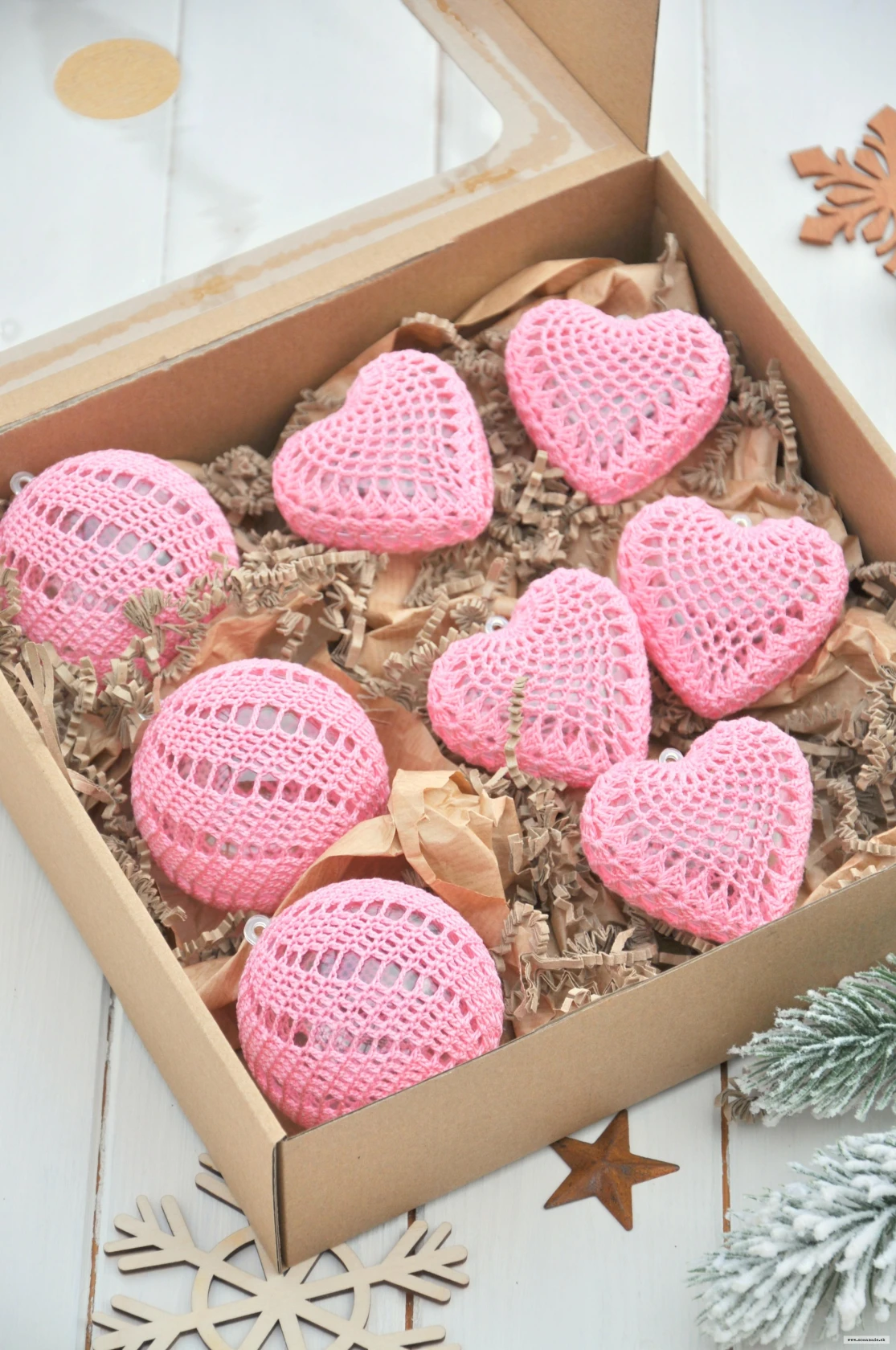 Ružová háčkovaná sada ozdôb, v darčekovej krabičke