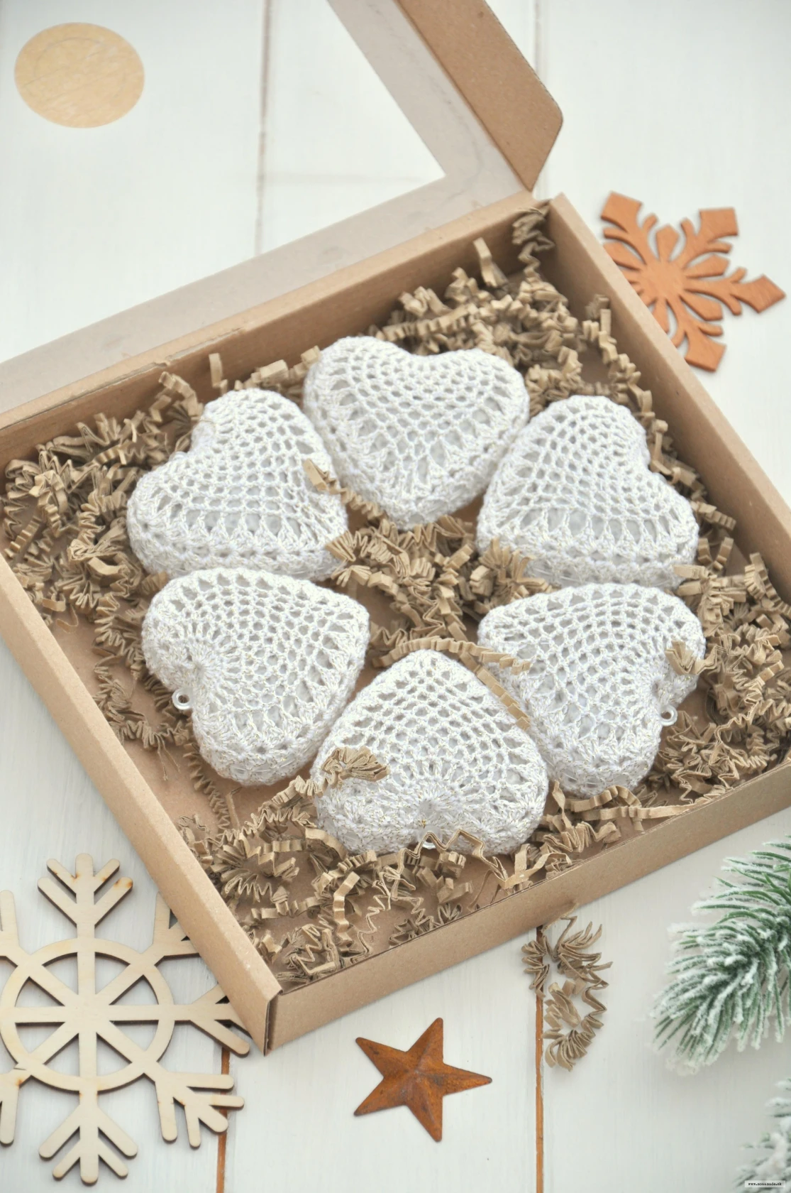 Smotanovo-zlaté háčkované srdcia, sada 6kusov, v darčekovej krabičke