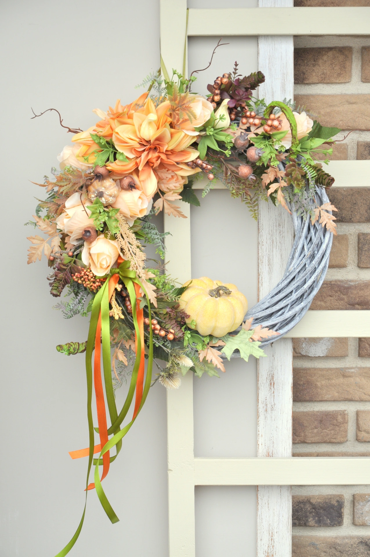 Jesenný veniec s ružami, pivonkami a tekvicou 4