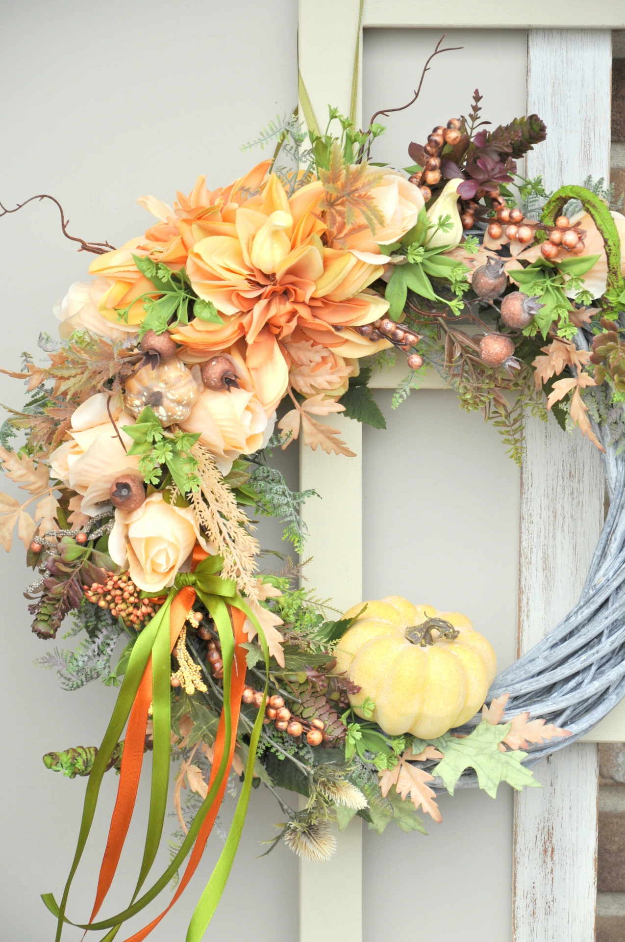 Jesenný veniec s ružami, pivonkami a tekvicou 5