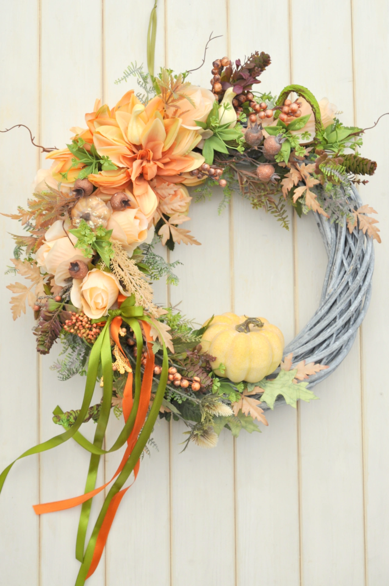 Jesenný veniec s ružami, pivonkami a tekvicou 6