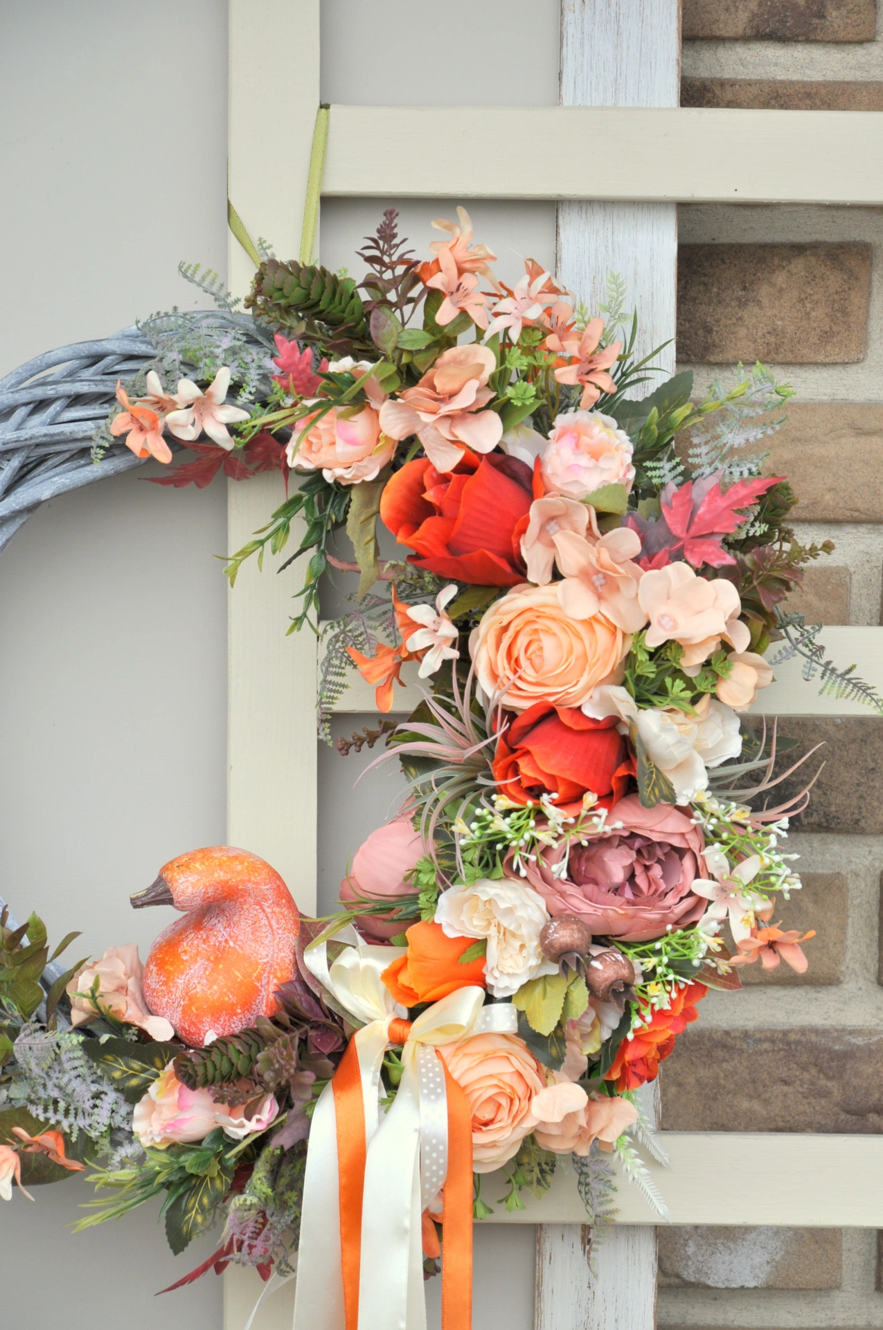 Jesenný veniec s ružami, pivonkami a tekvicou 2