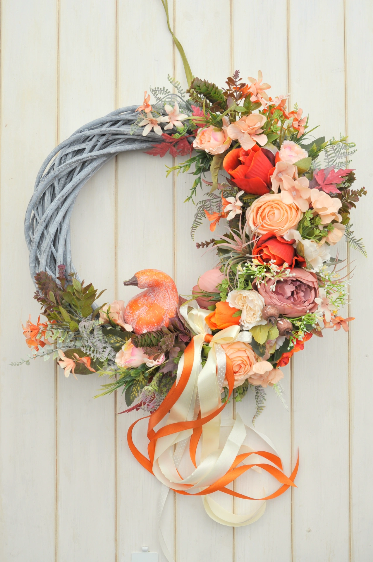 Jesenný veniec s ružami, pivonkami a tekvicou 3