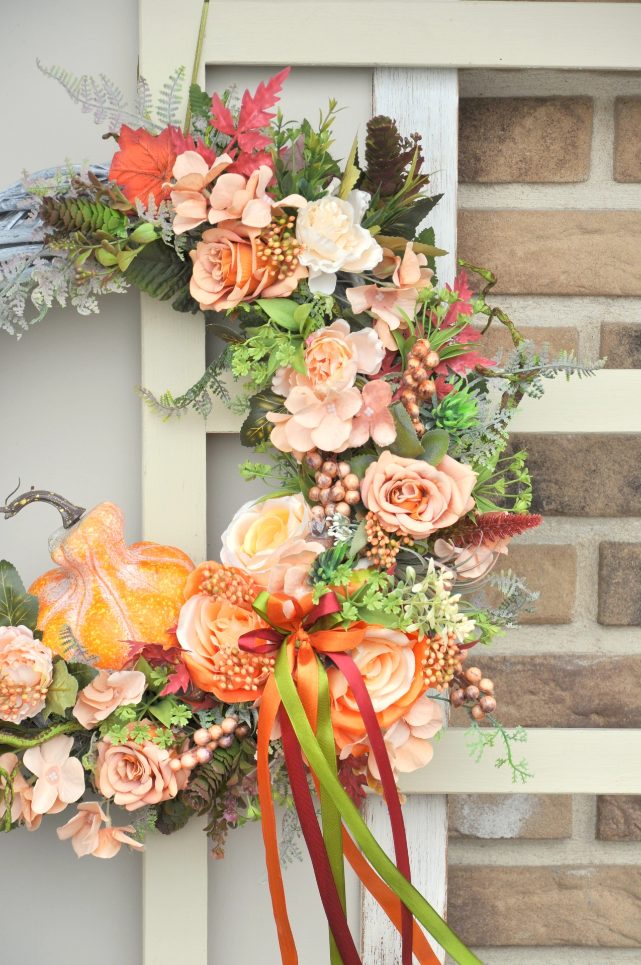 jesenný veniec v jesenných odtieňoch, s ružami a s tekvicou 2