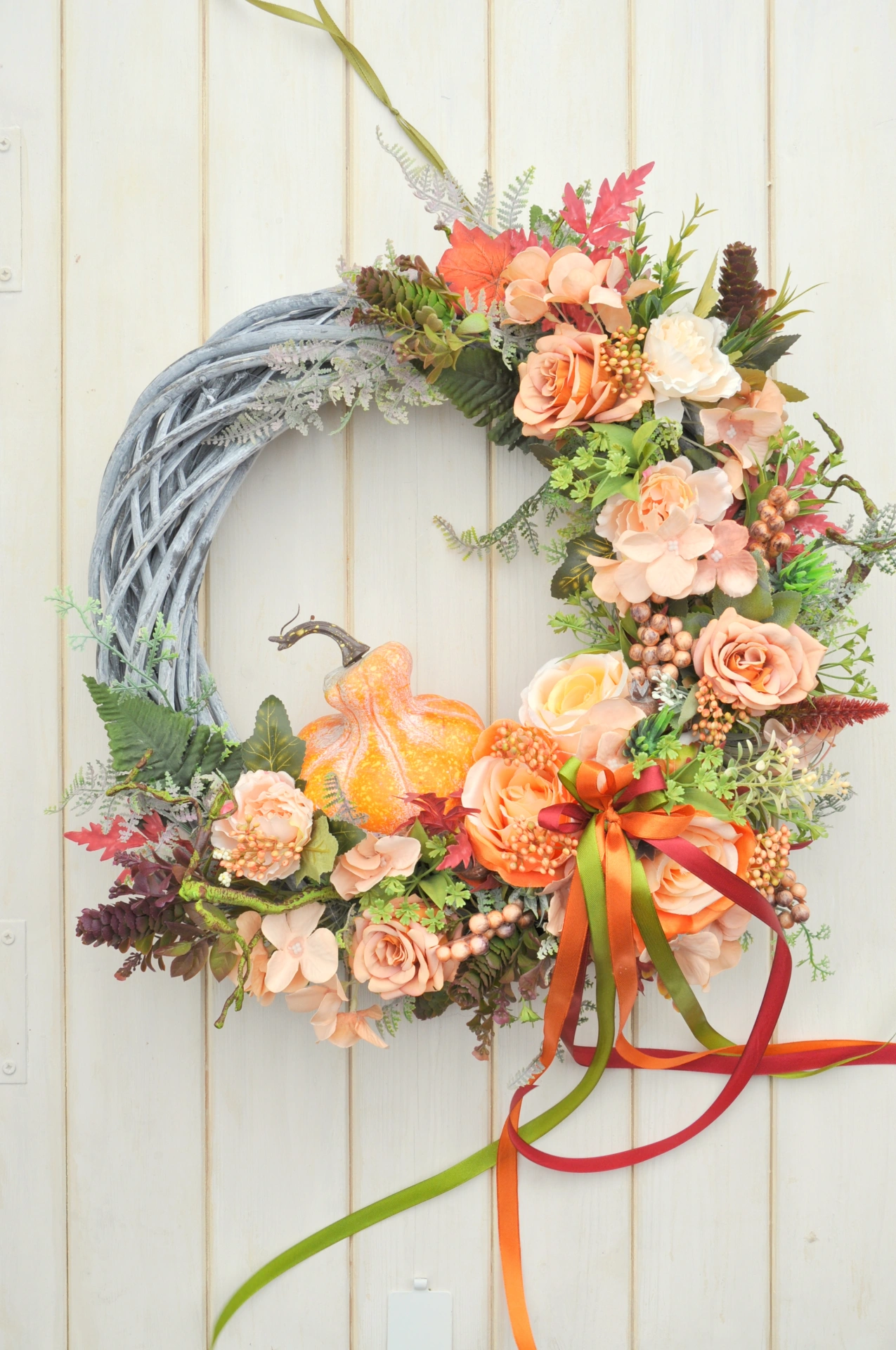 jesenný veniec v jesenných odtieňoch, s ružami a s tekvicou 3