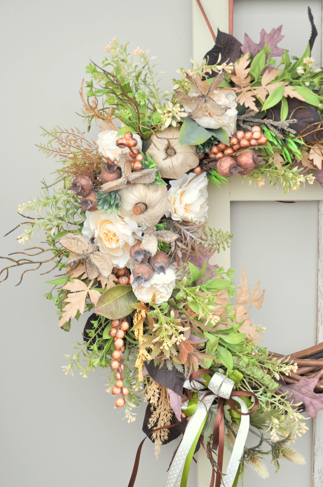 Jesenný veniec zemitých farieb s tekvičkami 2