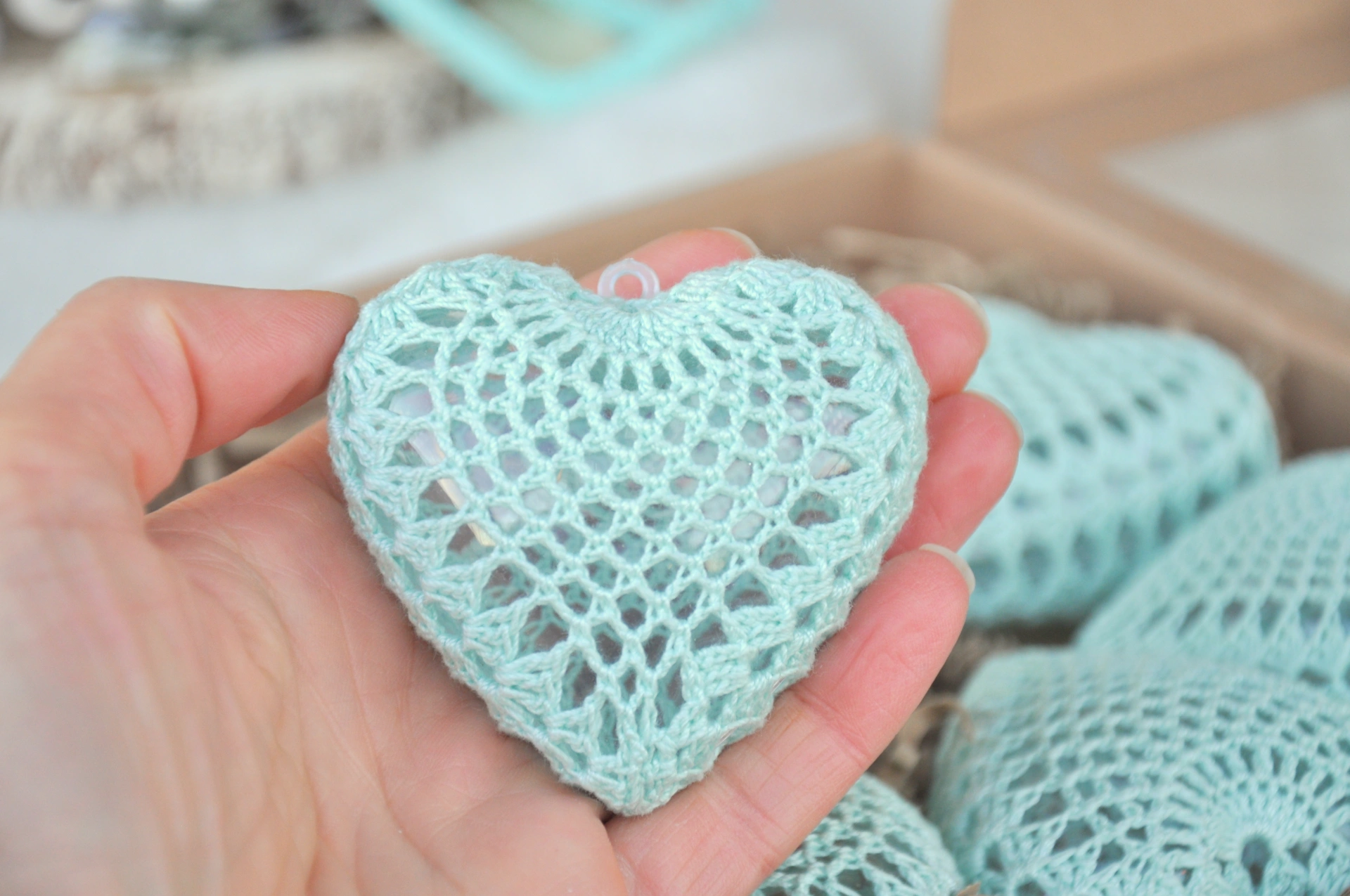 Mentolové háčkované srdcia, sada 6kusov, v darčekovej krabičke 3
