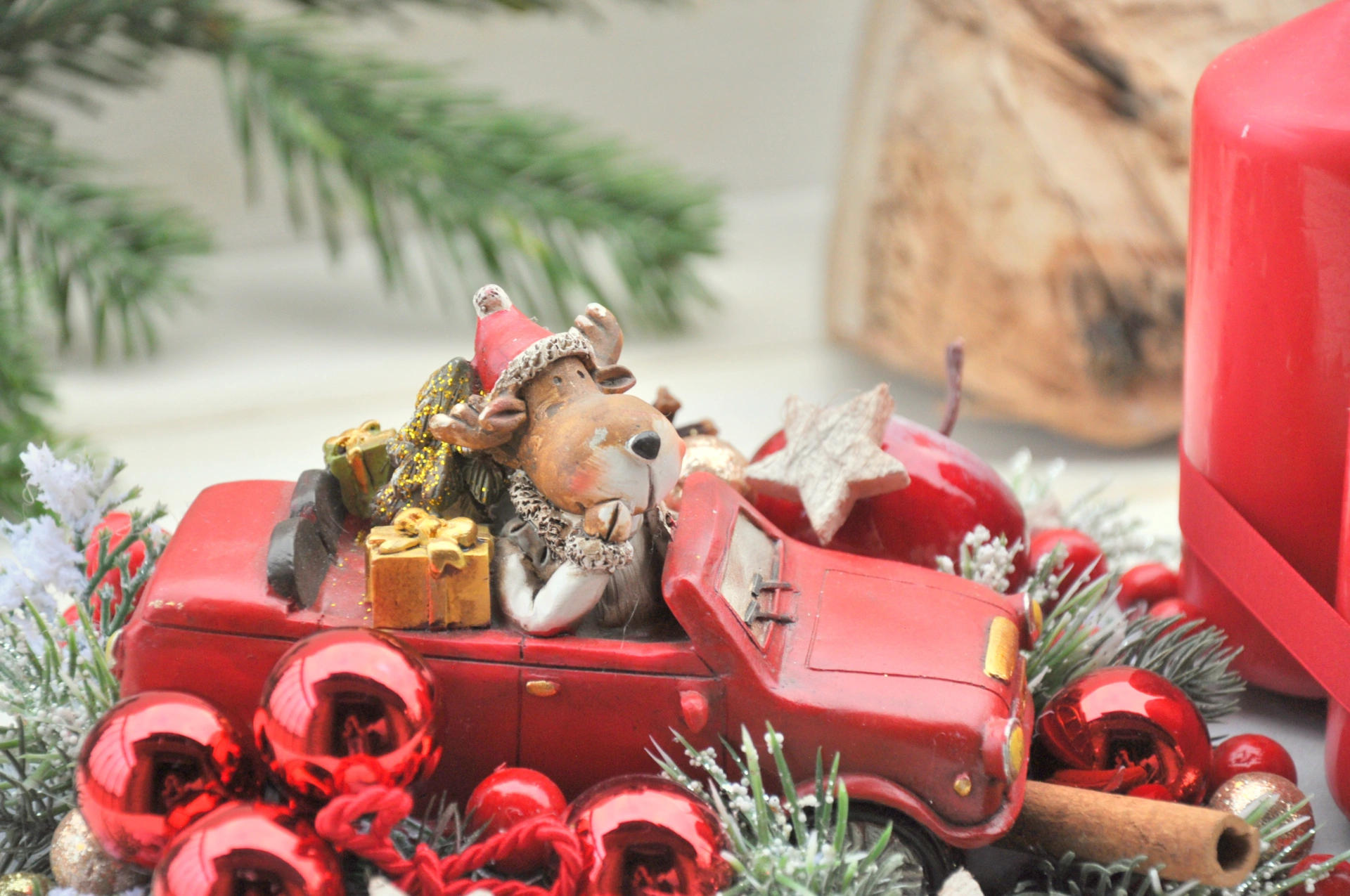 Drevený adventný podnos so 4 sviečkami, s autíčkom, červený 3