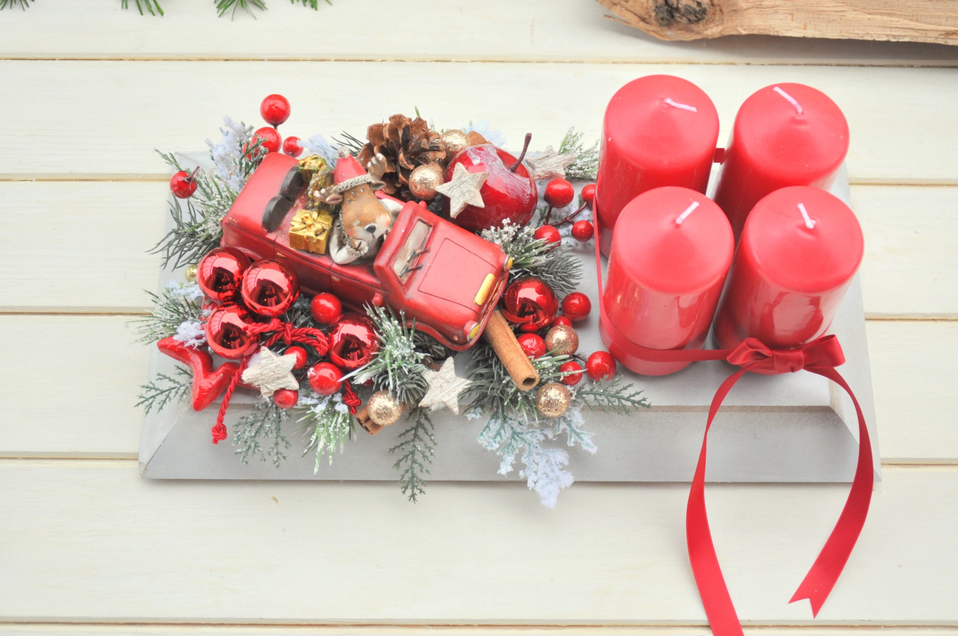 Drevený adventný podnos so 4 sviečkami, s autíčkom, červený 2