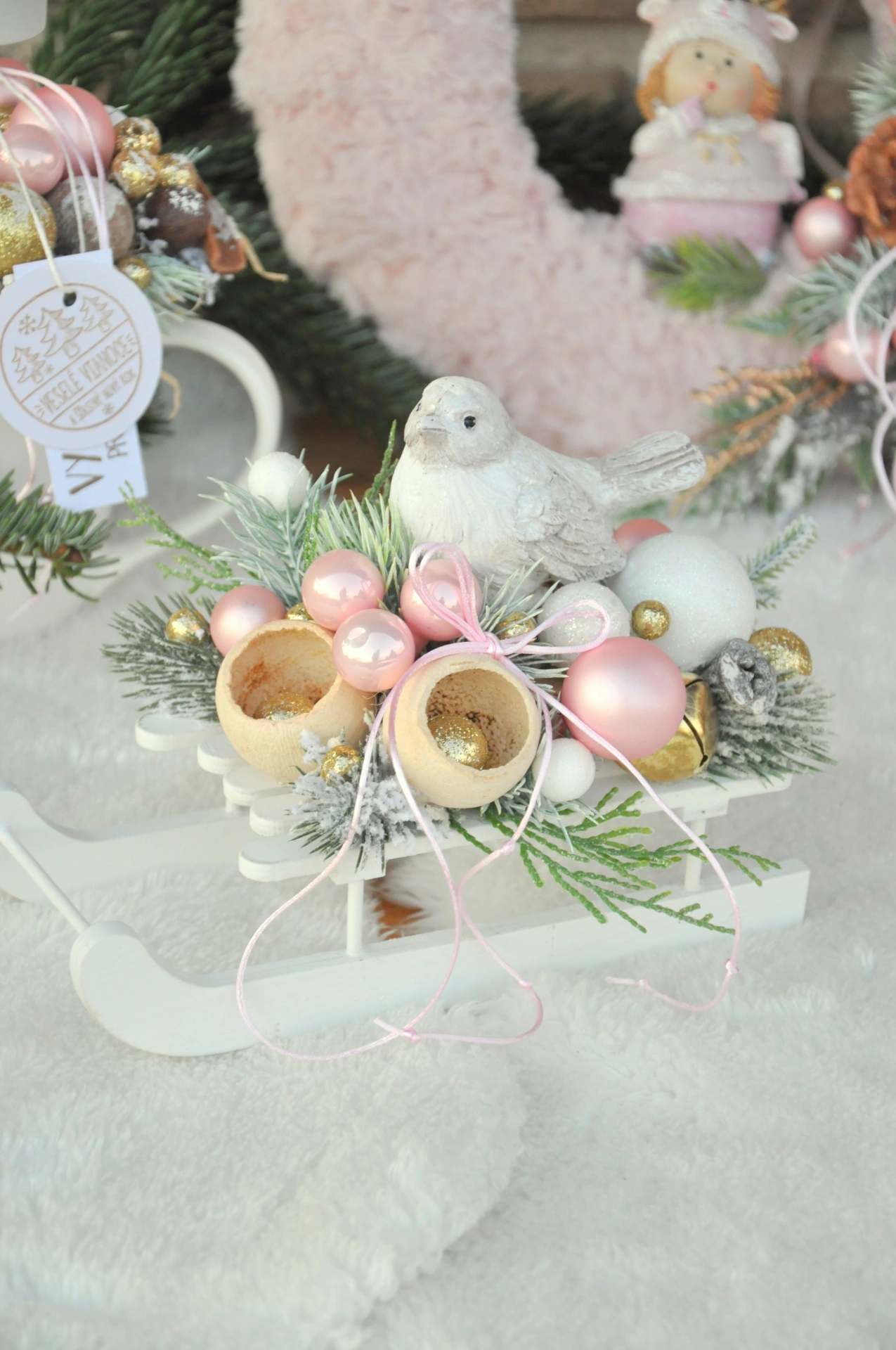 Zimná dekorácia, biele sane s vtáčikom 3