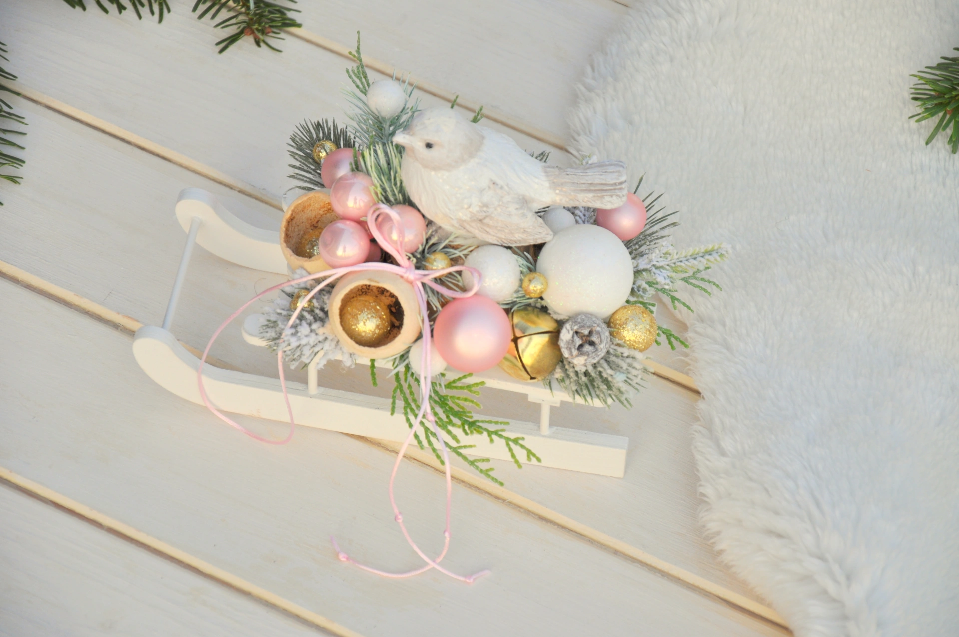 Zimná dekorácia, biele sane s vtáčikom 2