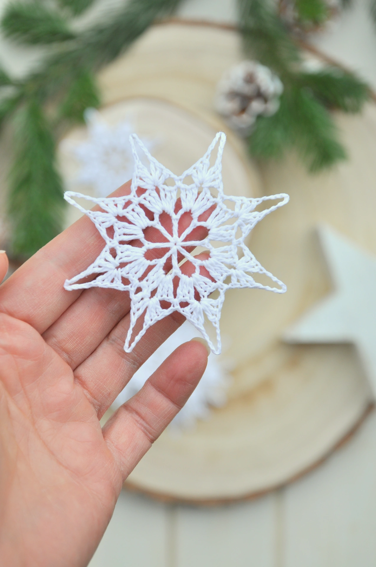 Biela háčkovaná vločka, priemer 8cm 2