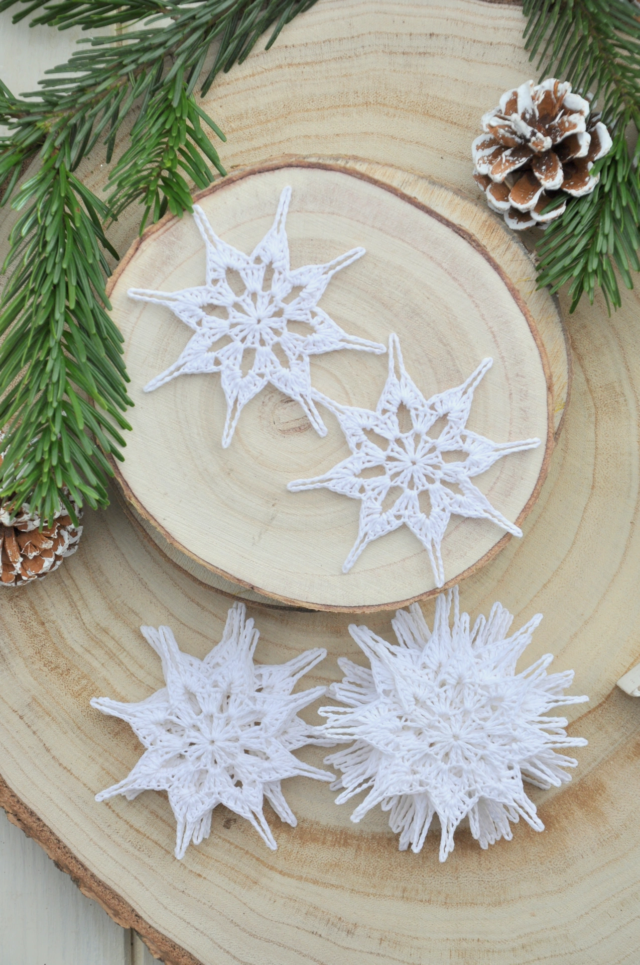 Biela háčkovaná vločka, priemer 9cm 2