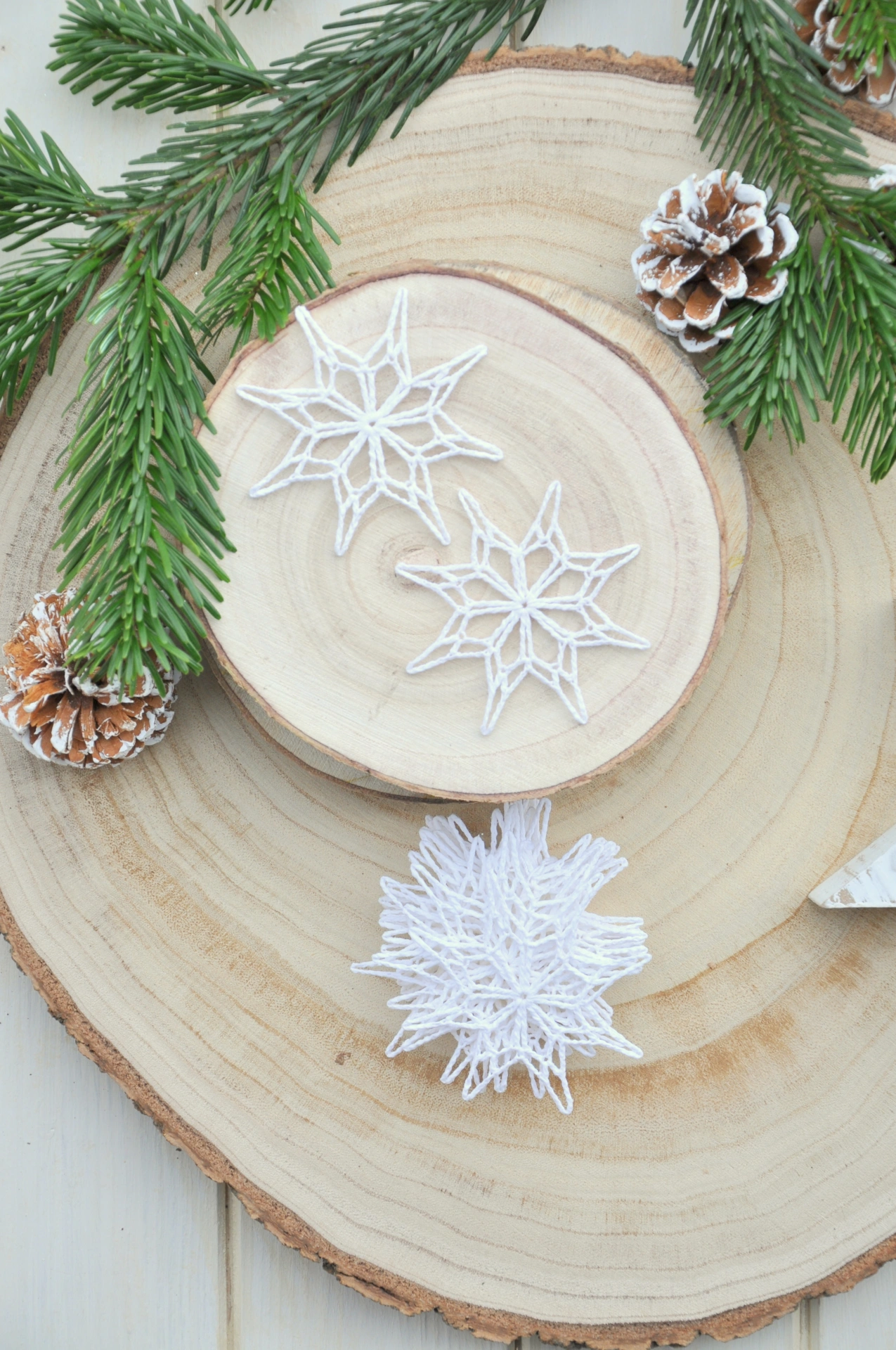 biela háčkovaná vločka, priemer cca 7,5cm 2