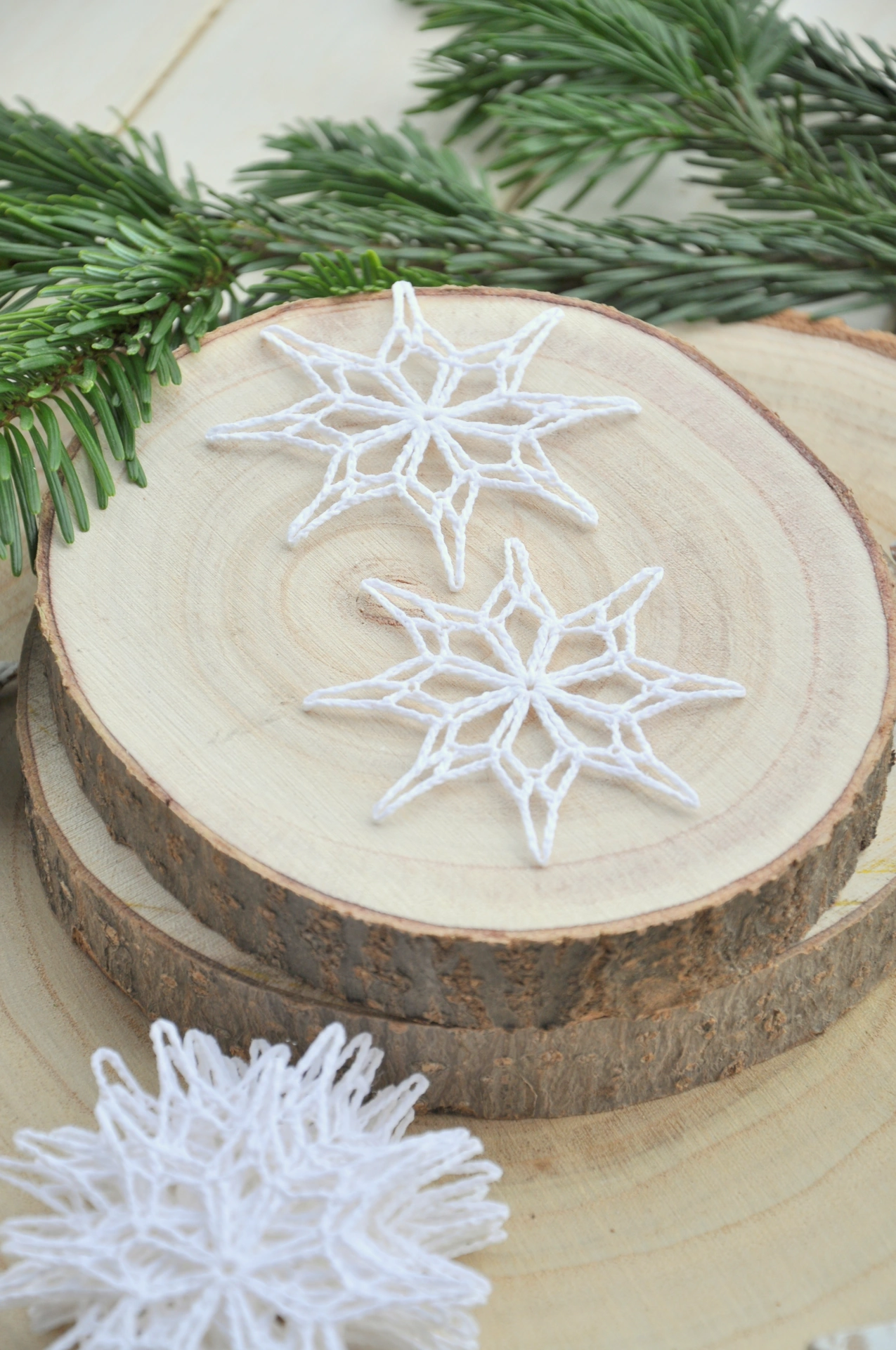 biela háčkovaná vločka, priemer cca 7,5cm 3