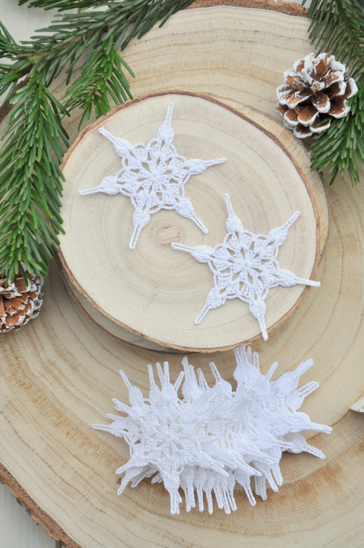 Biela háčkovaná vločka, priemer cca 9cm 2