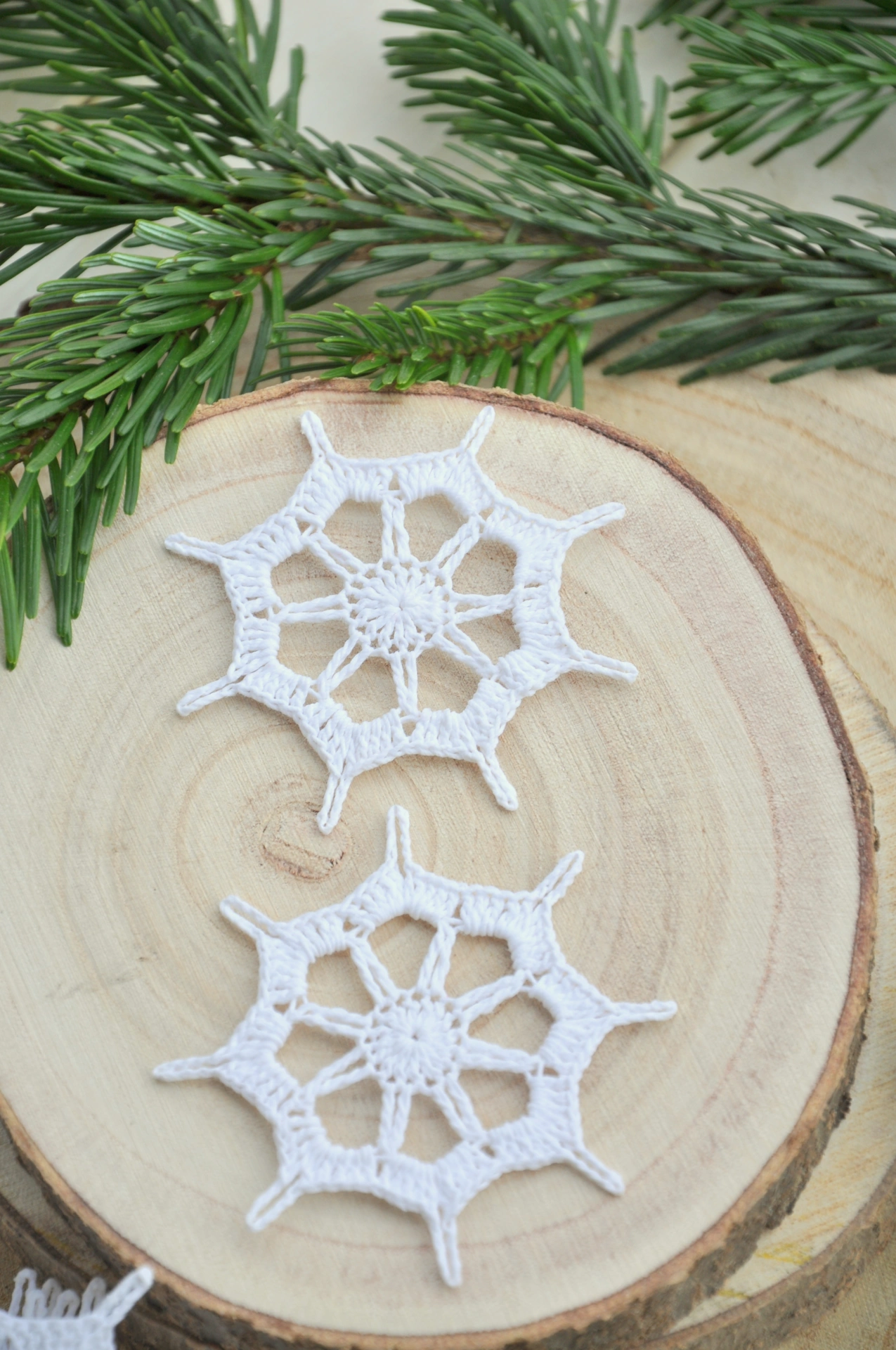 Biela háčkovaná vločka, priemer cca 7,5cm 2