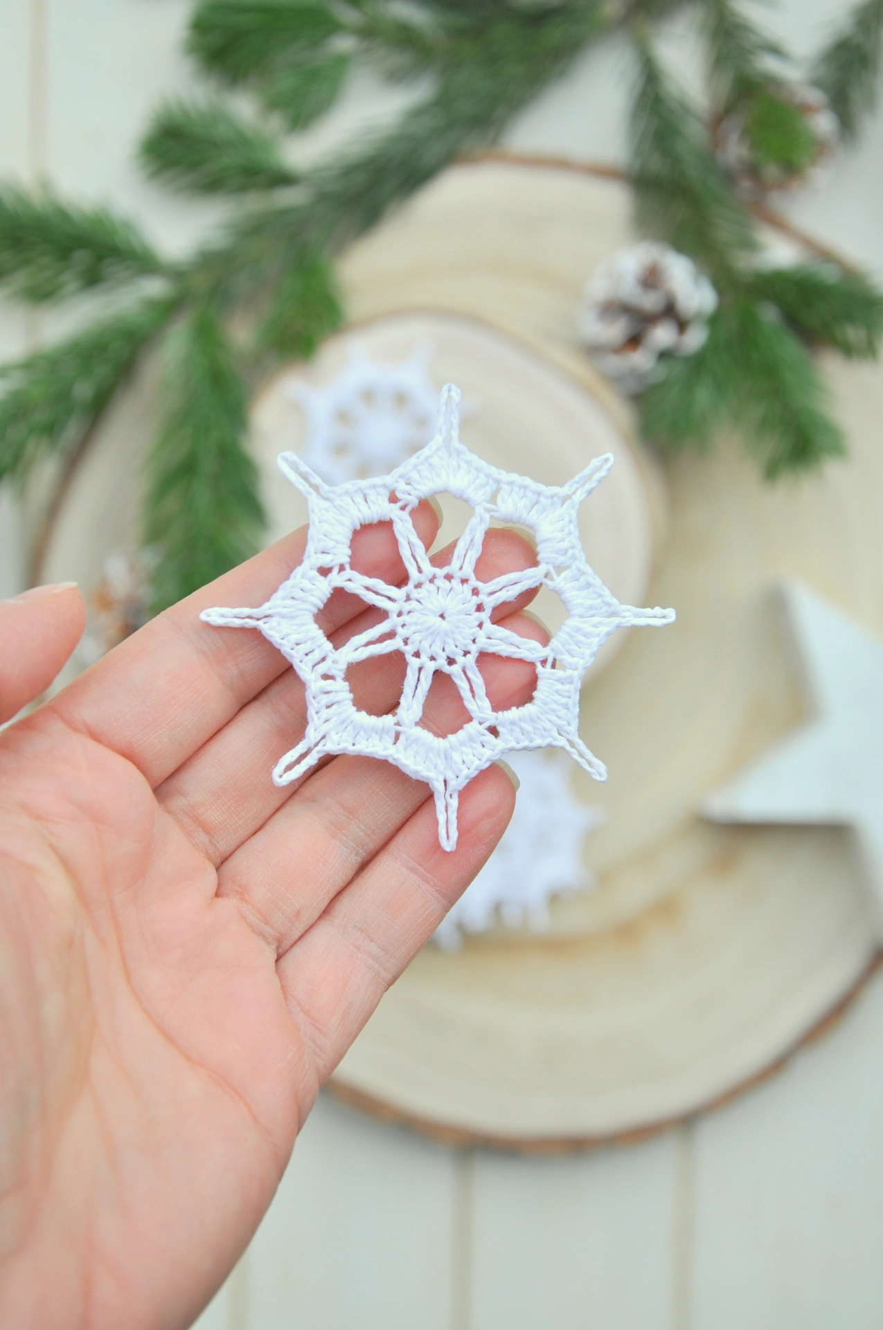 Biela háčkovaná vločka, priemer cca 7,5cm 4