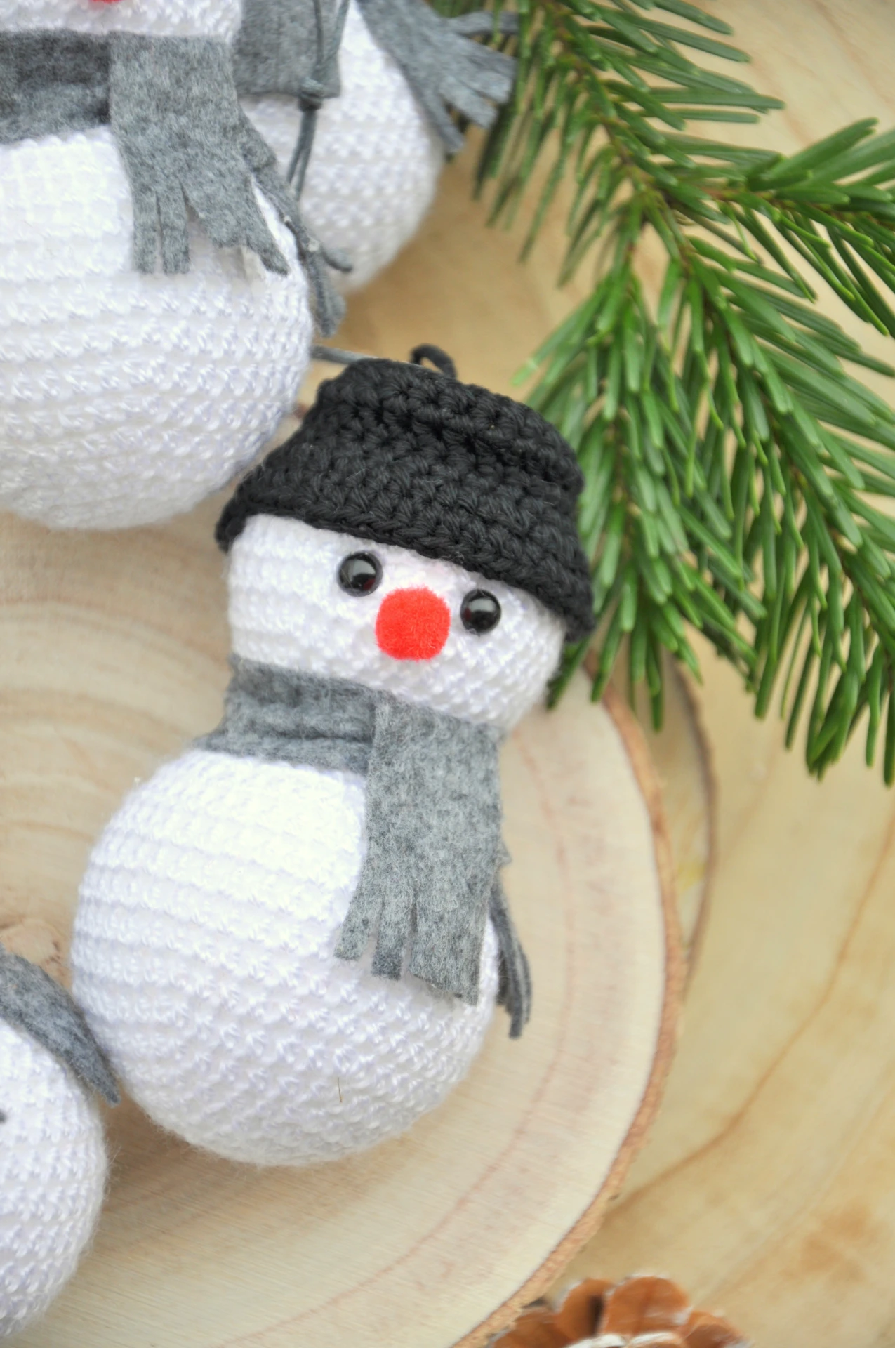 háčkovaný snehuliak s červeným nosom 3
