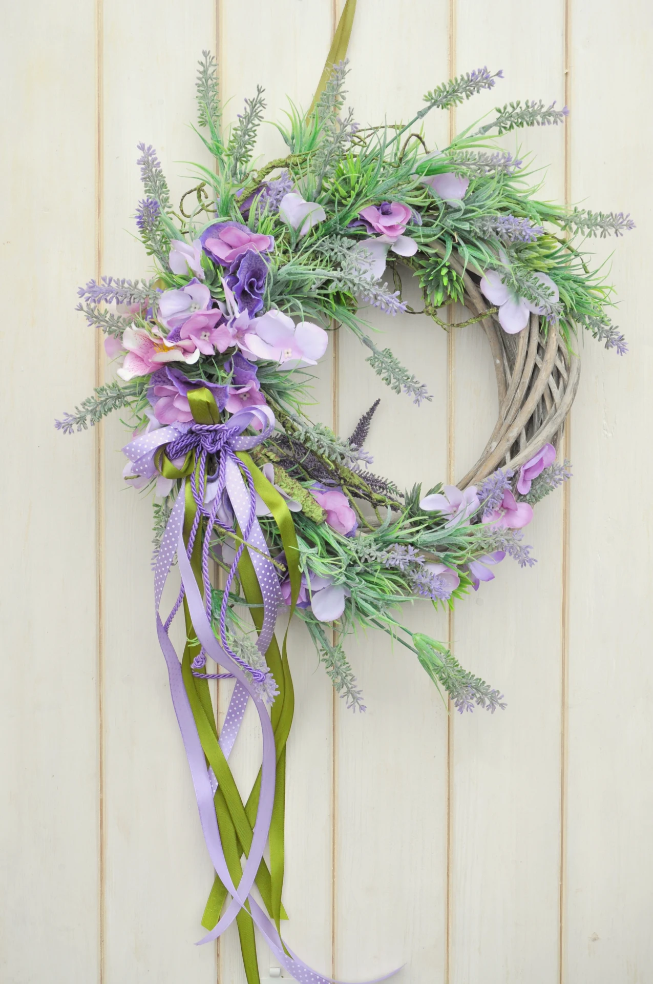 celoročný veniec s levanduľou, kvetinami a stuhami 2