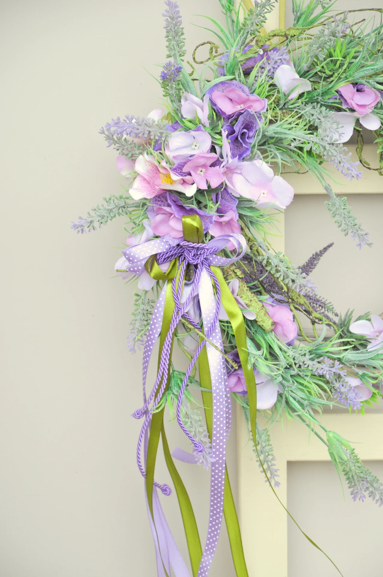 celoročný veniec s levanduľou, kvetinami a stuhami 3