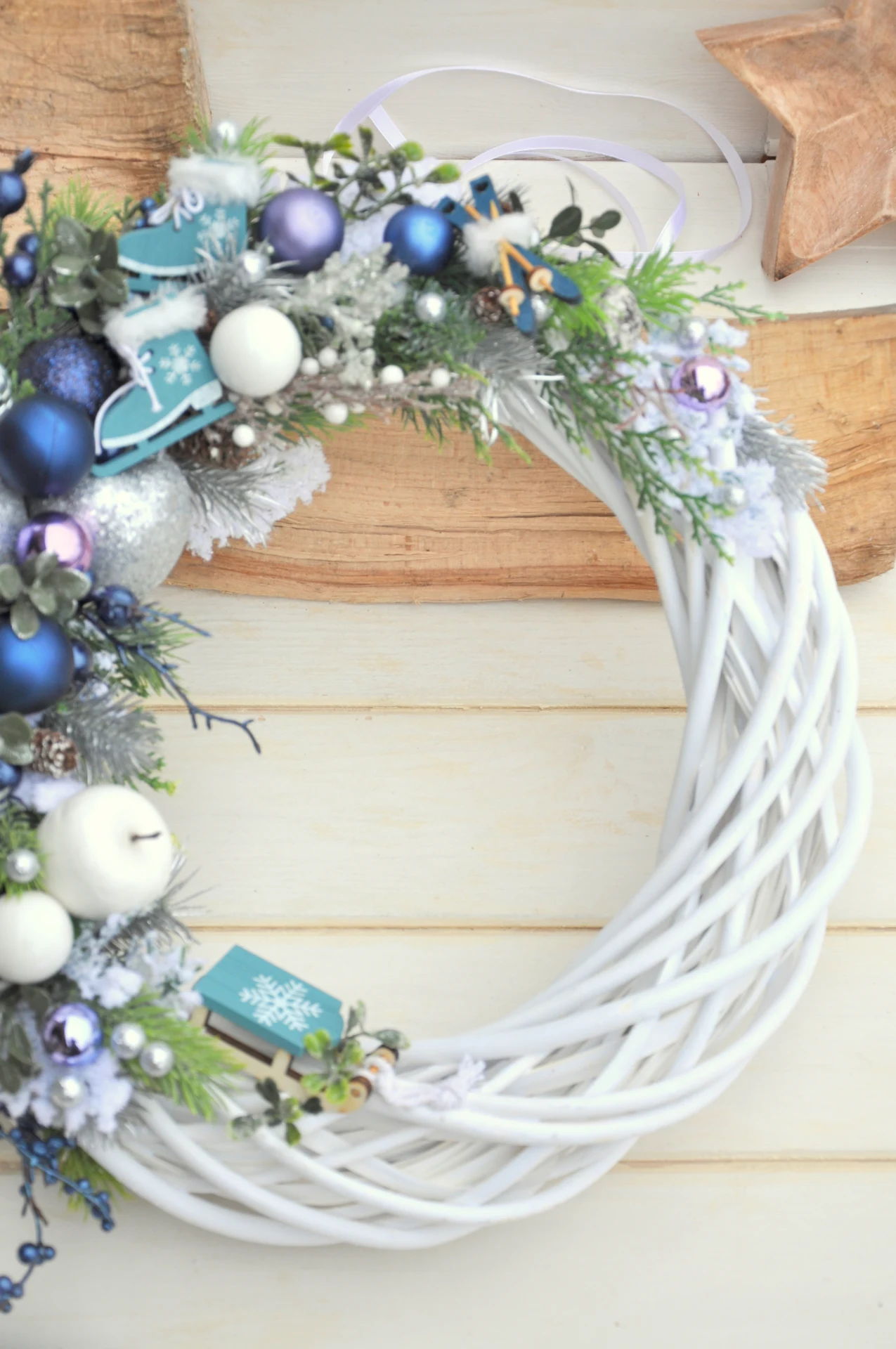 zimný veniec na zavesenie, strieborno-modrá kombinácia 2