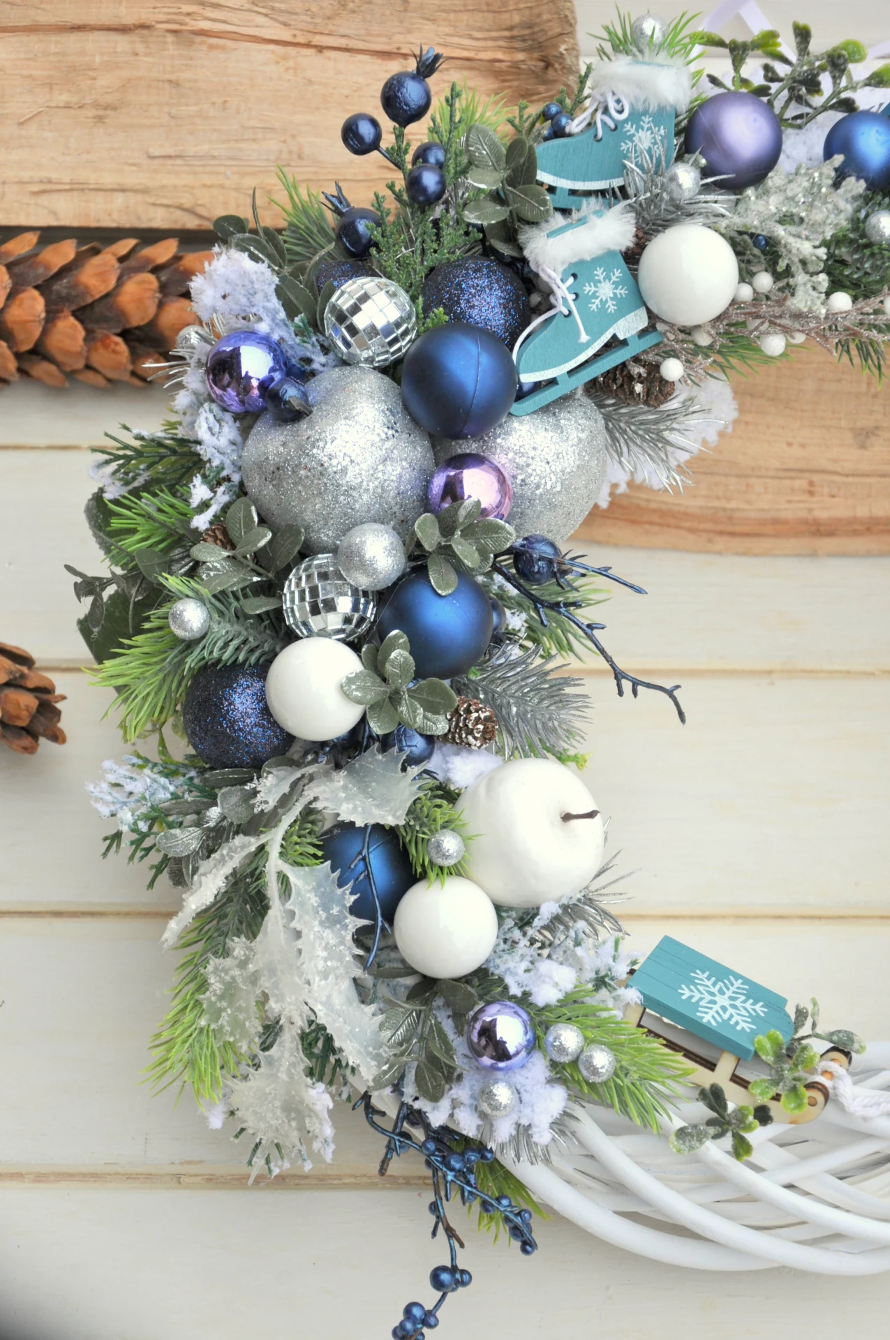 zimný veniec na zavesenie, strieborno-modrá kombinácia 3