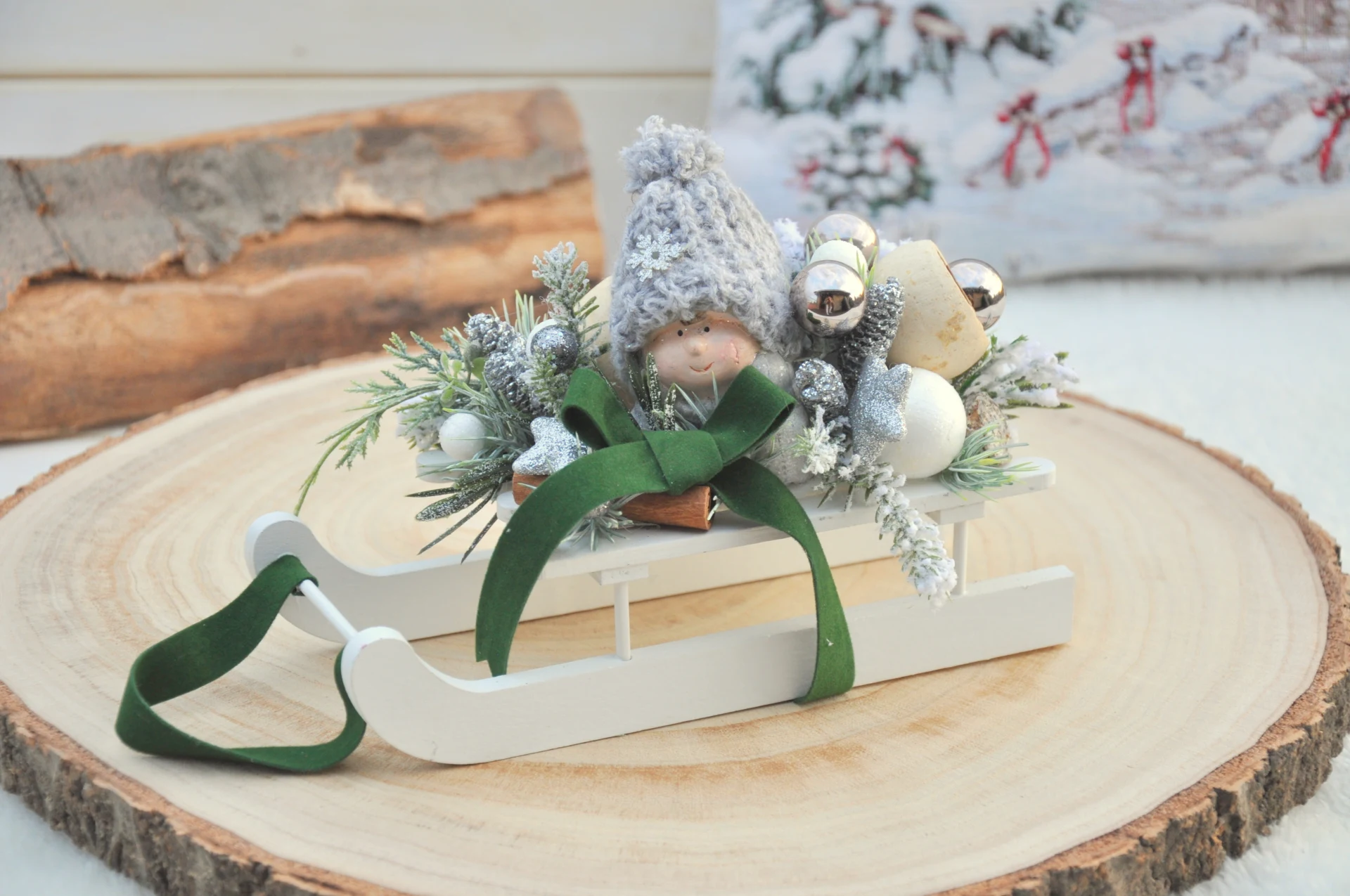 Zimné dekoračné sane s postavičkou chlapčeka 2