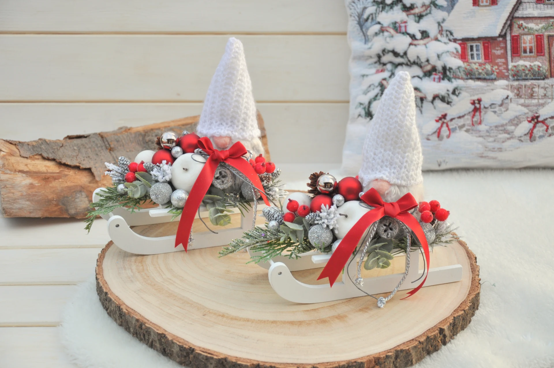 Zimné dekoračné sane s trpaslíkom, dočervena 2