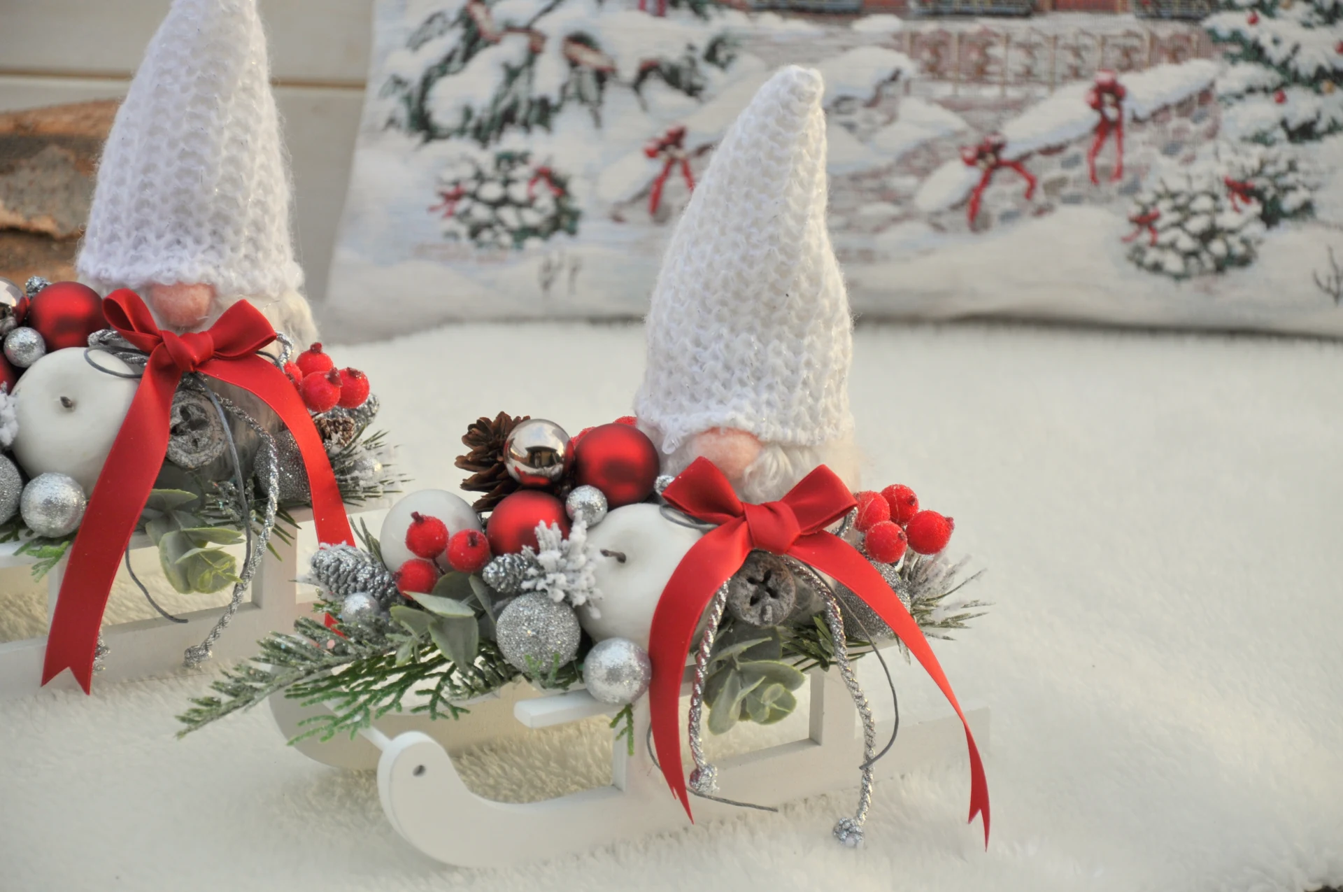 Zimné dekoračné sane s trpaslíkom, dočervena 3