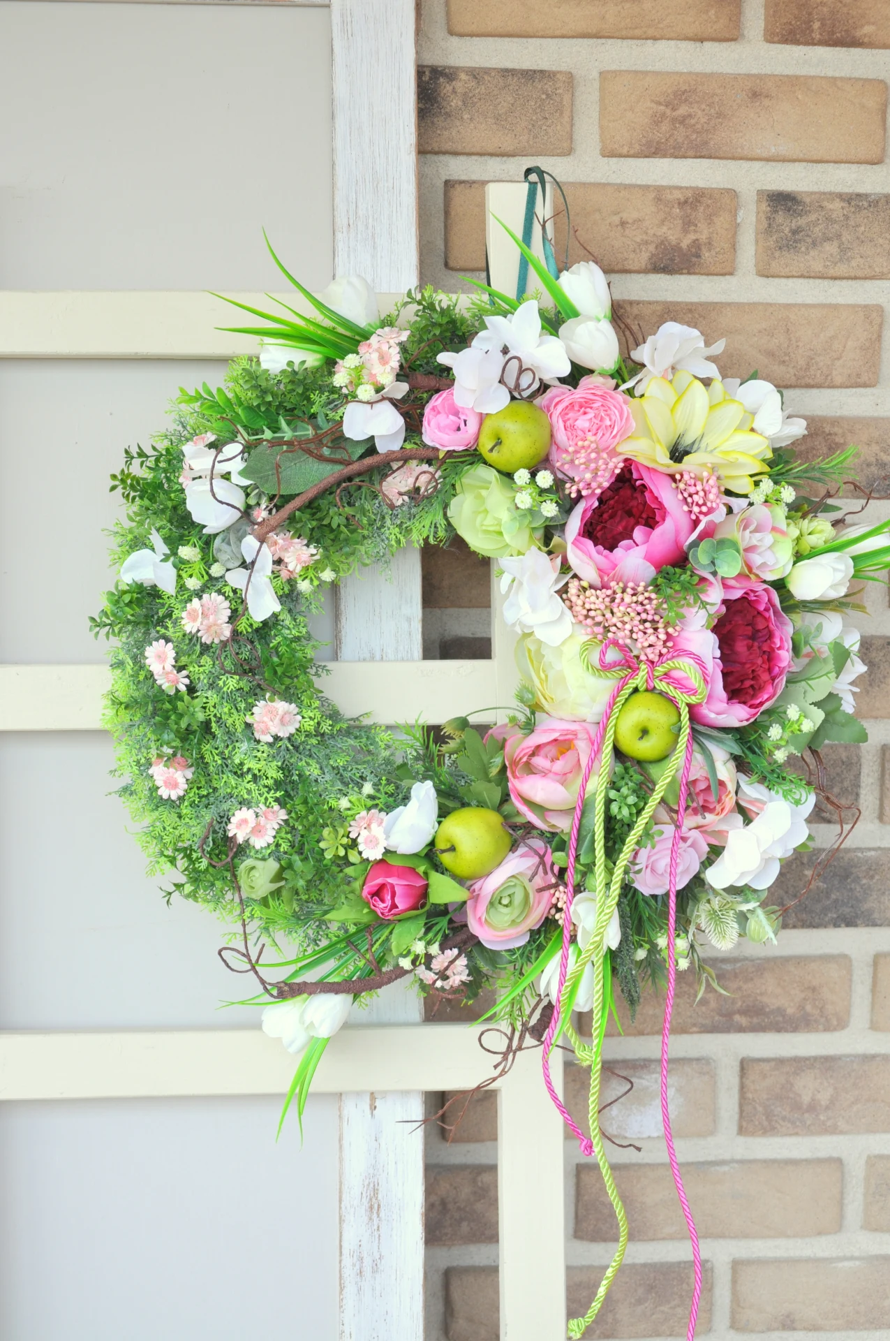 kvetinový veniec s pivonkami a jabĺčkami