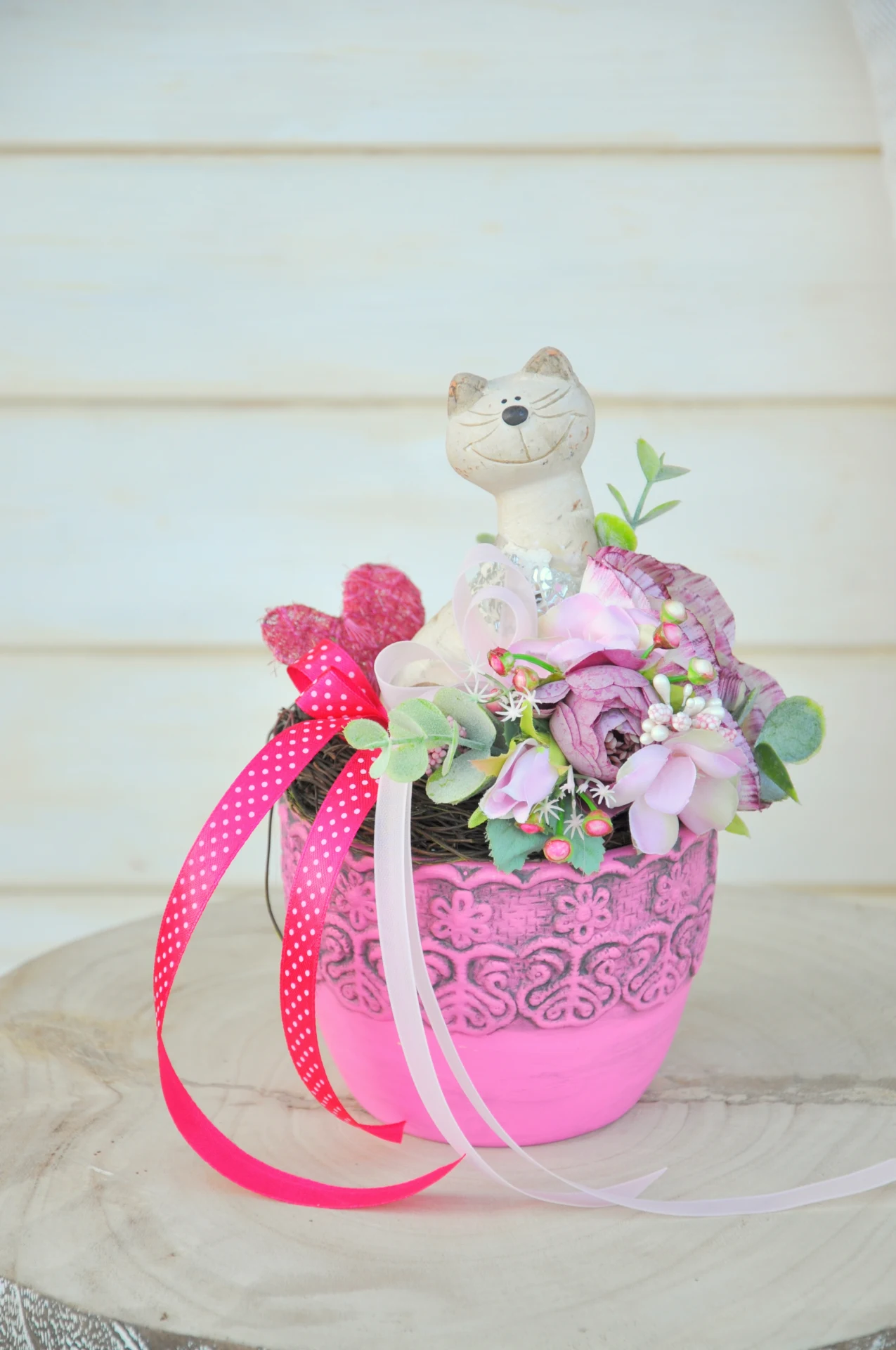 Ružový kvetináč s keramickou mačkou