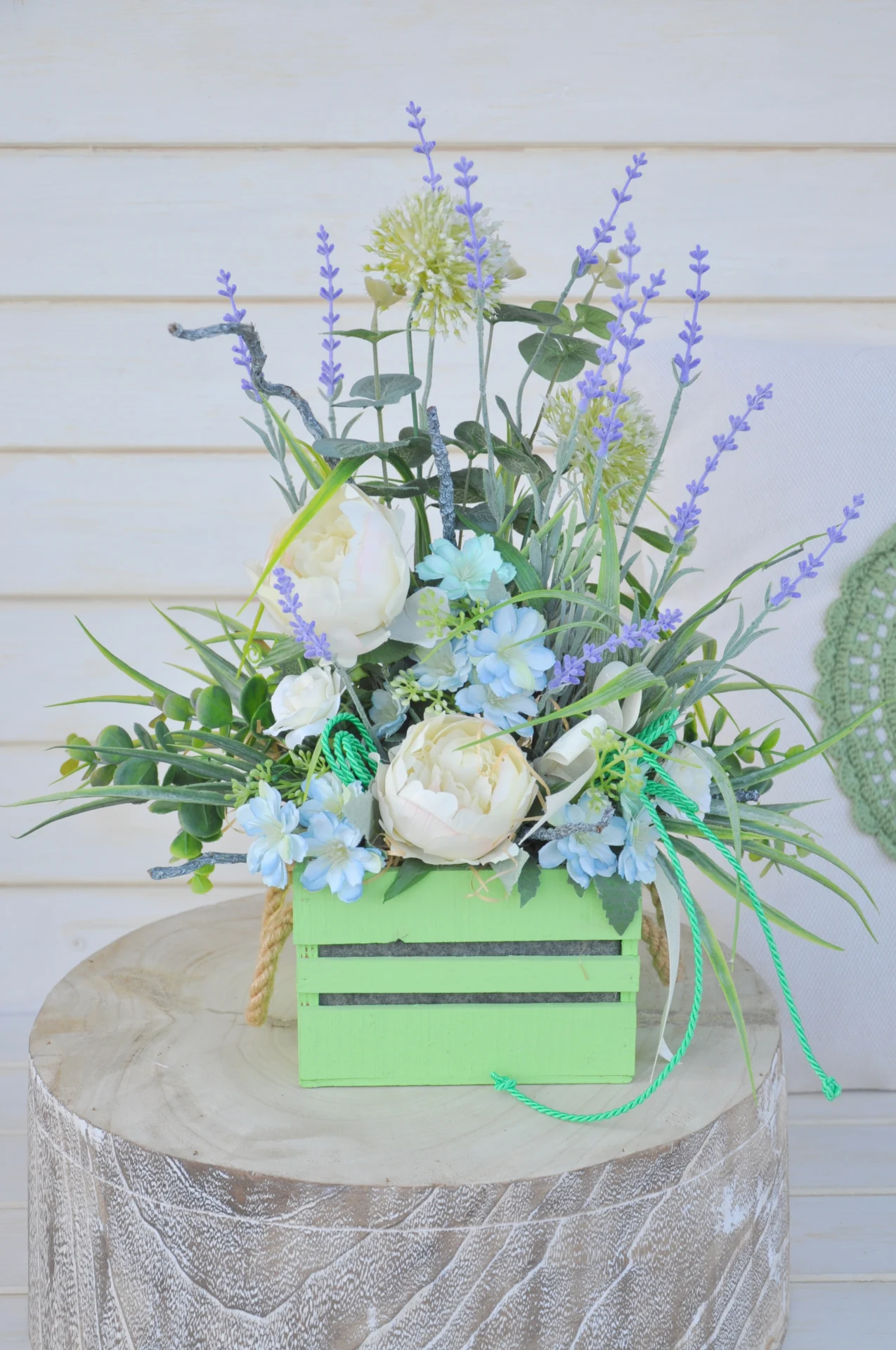 Zelený kochlík s kvetinami