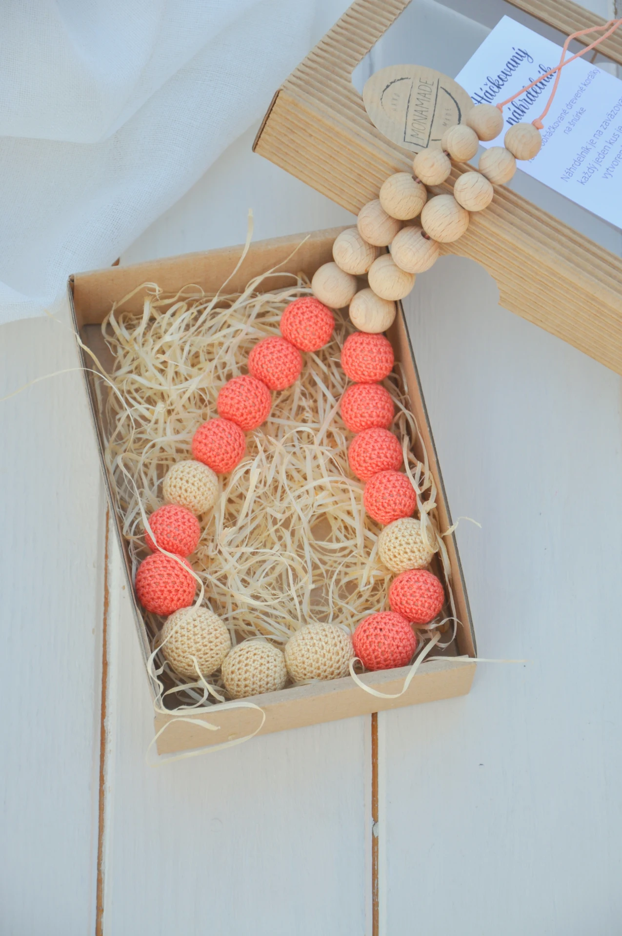 háčkovaný náhrdelník, béžovo-lososový