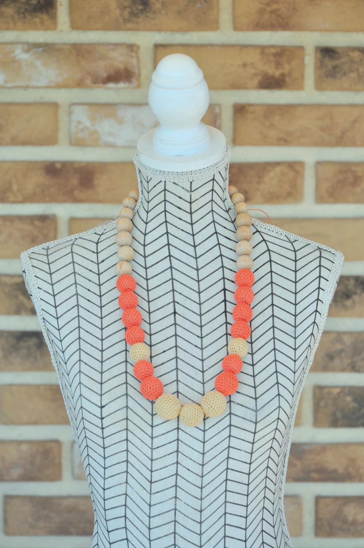 háčkovaný náhrdelník, béžovo-lososový 2